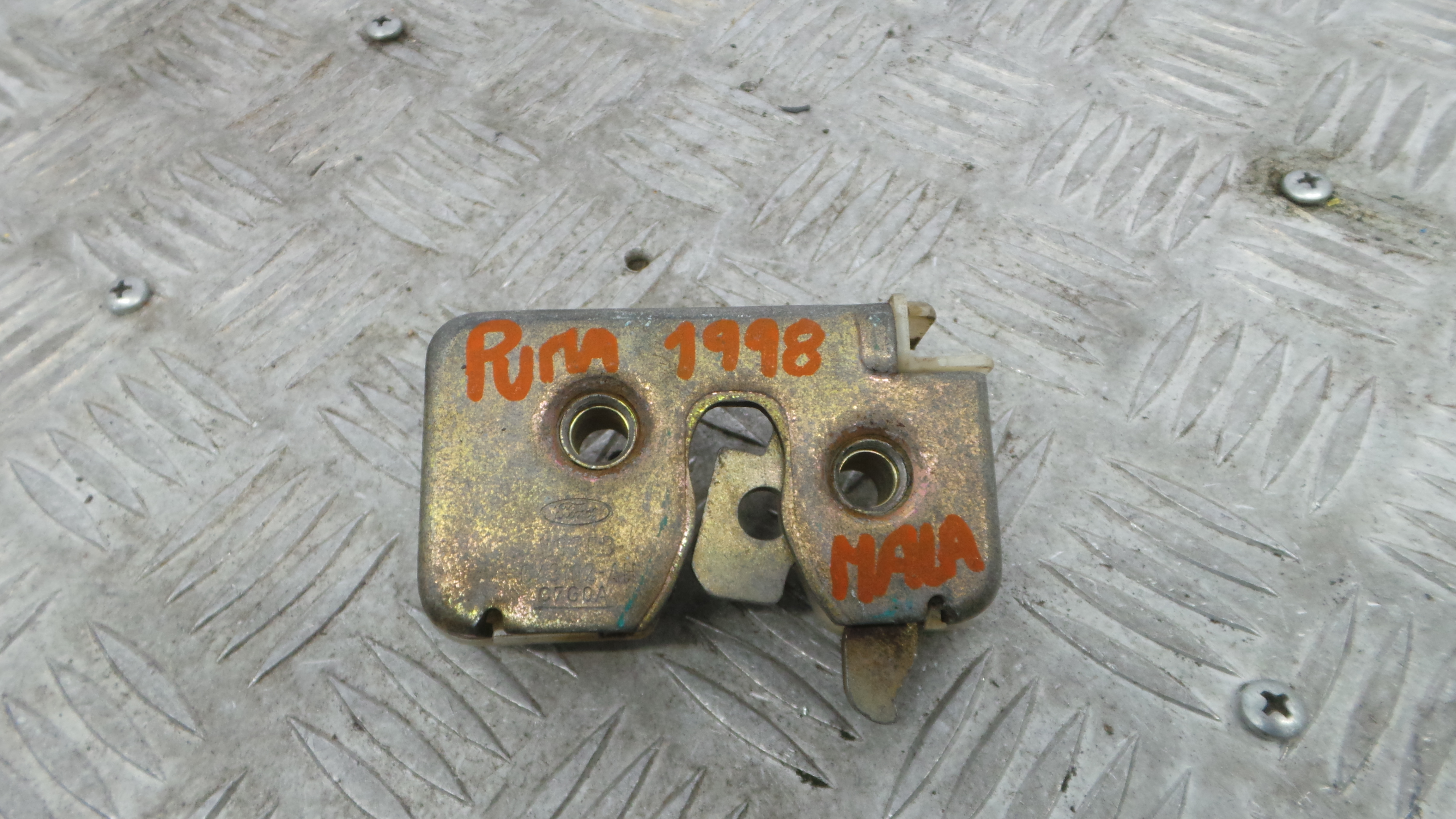 Fecho Mala  V97FB-C43102-AH - FORD PUMA (EC_)-37045641