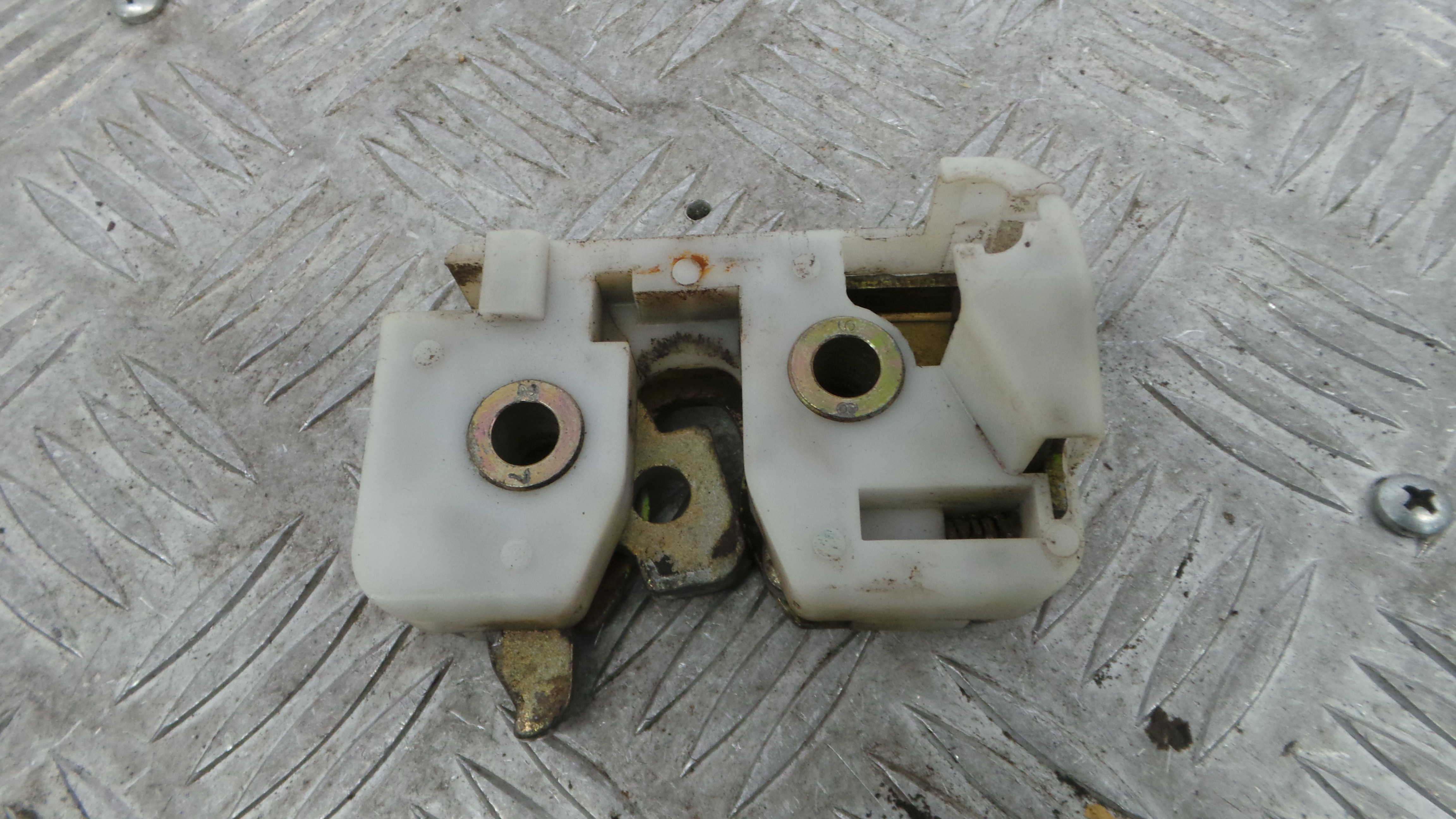 Fecho Mala  V97FB-C43102-AH - FORD PUMA (EC_)-37045641