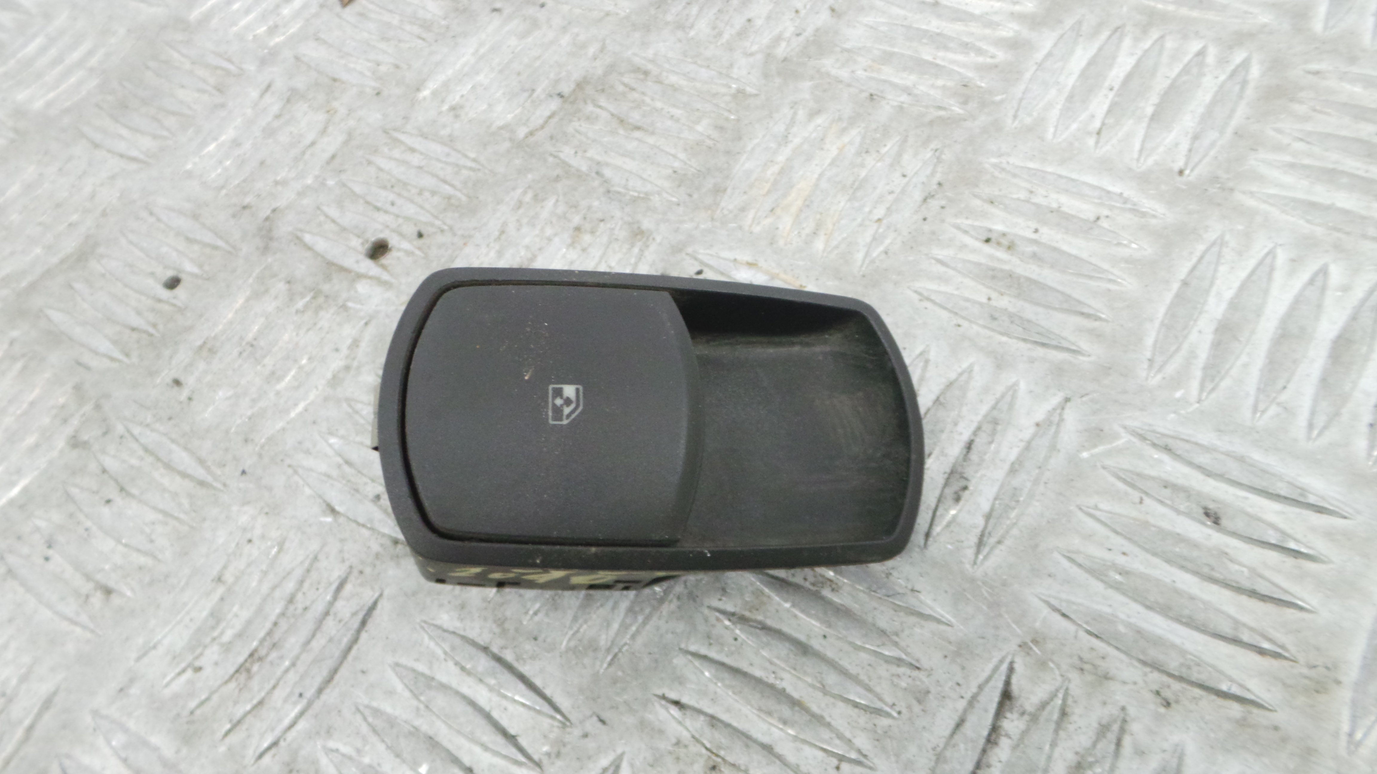 Interruptor / Comando Elevador Vidro Frente Dto  13189333 - OPEL CORSA D (S07)-37046008