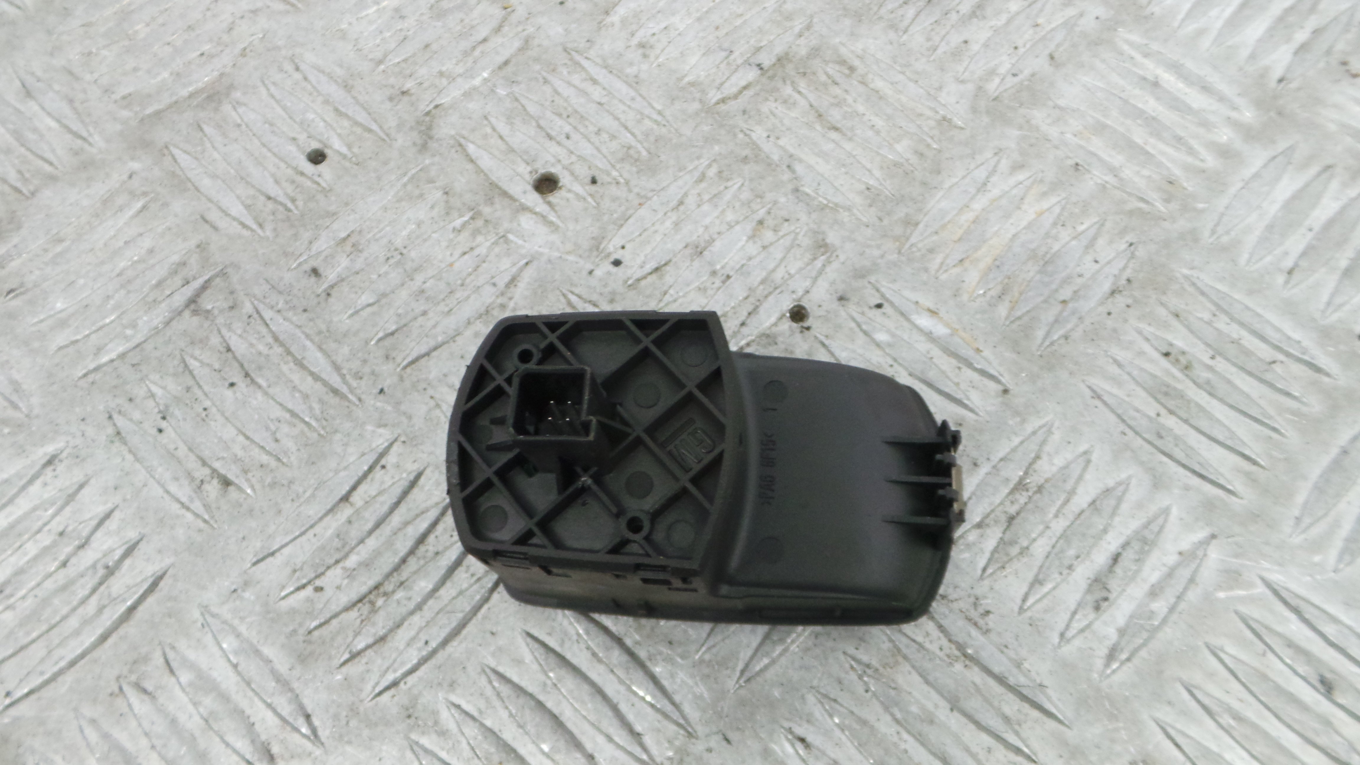 Interruptor / Comando Elevador Vidro Frente Dto 13189333 - OPEL CORSA D (S07)-37046008