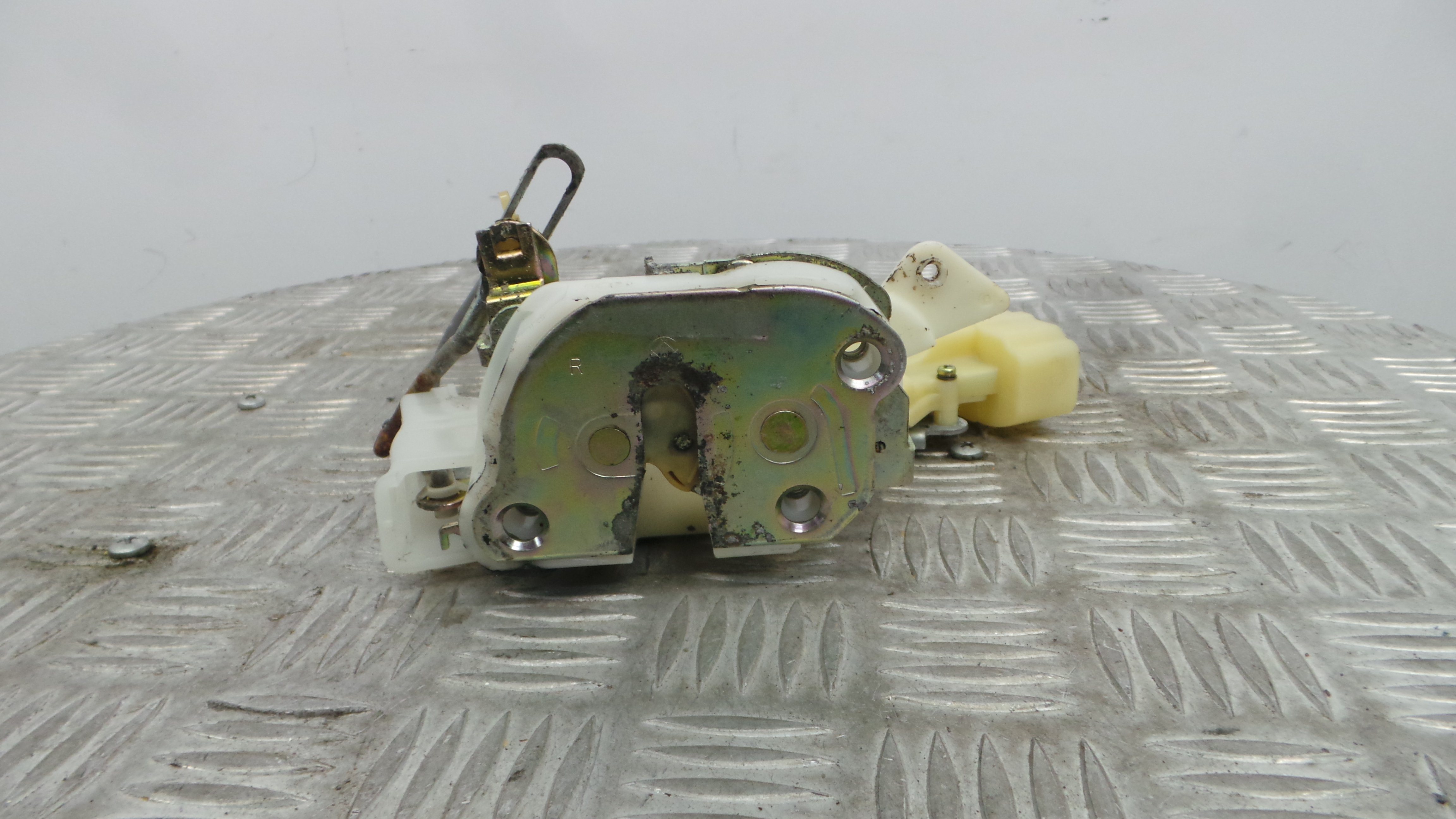 Fecho da Porta Frente Dto 69310-52300 - TOYOTA ECHO (_P1_), YARIS (_P1_), YARIS/VITZ (_P1_)-37046103