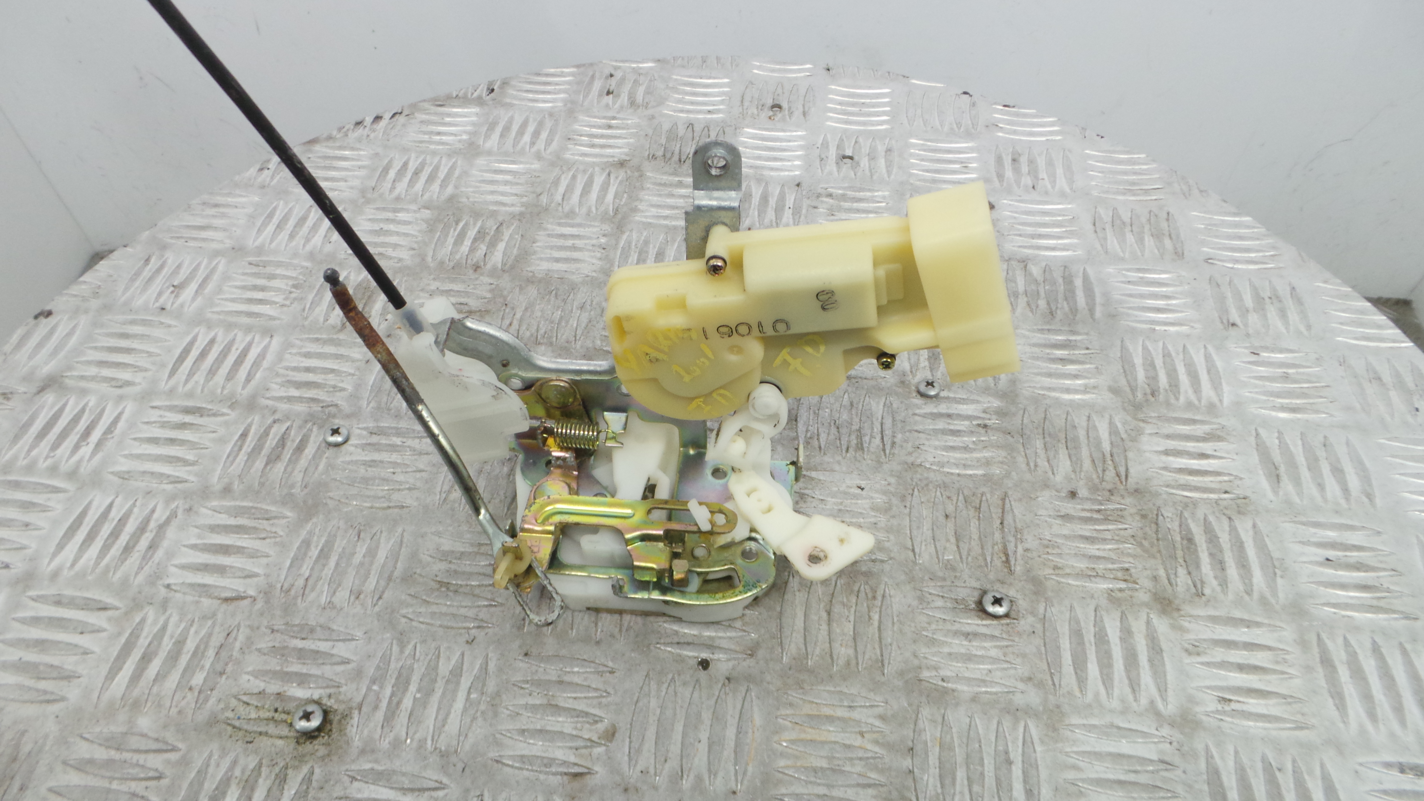 Fecho da Porta Frente Dto 69310-52300 - TOYOTA ECHO (_P1_), YARIS (_P1_), YARIS/VITZ (_P1_)-37046103