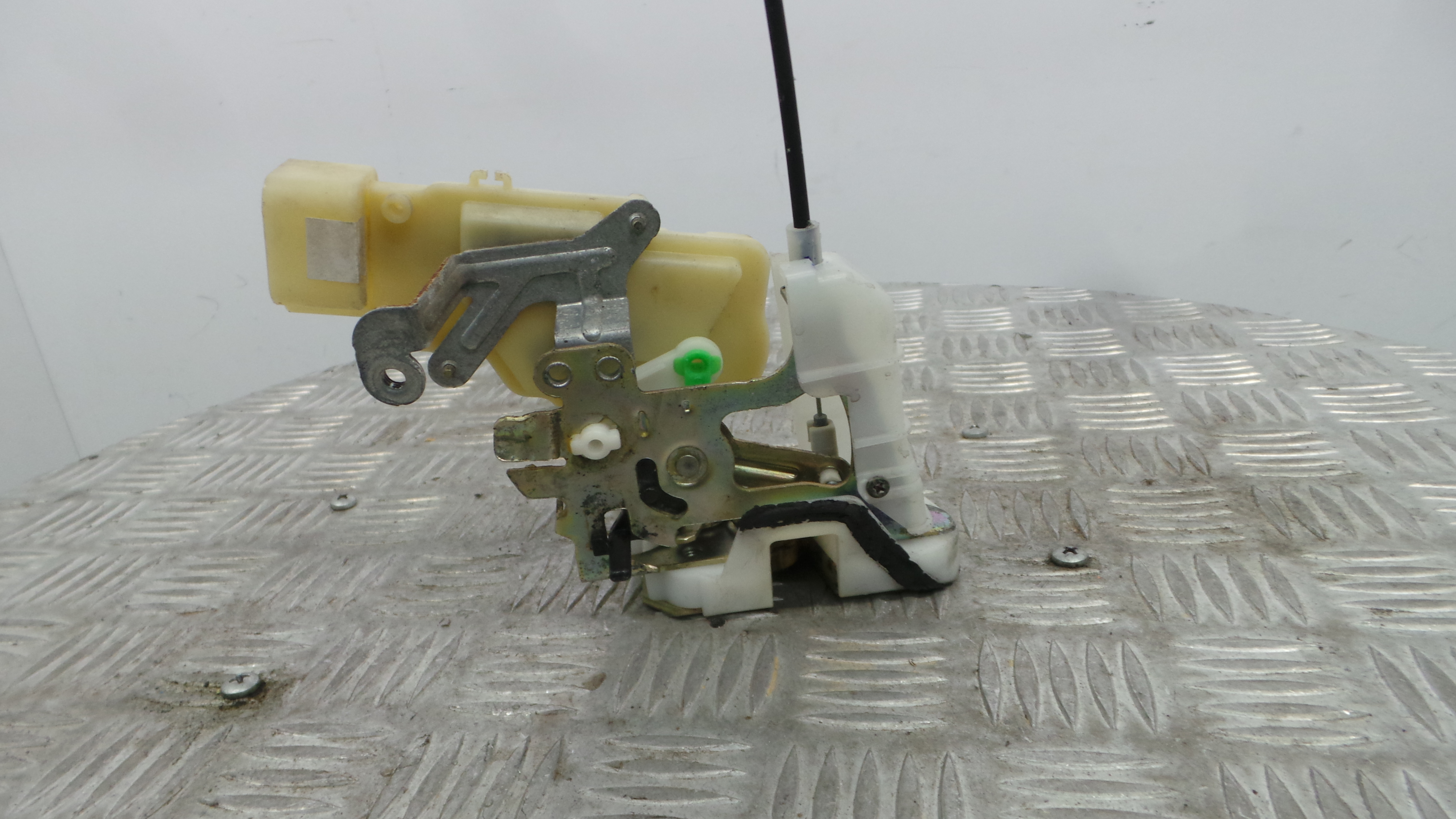 Fecho da Porta Trás Dto 69330-52150 - TOYOTA ECHO (_P1_), YARIS (_P1_), YARIS/VITZ (_P1_)-37046106