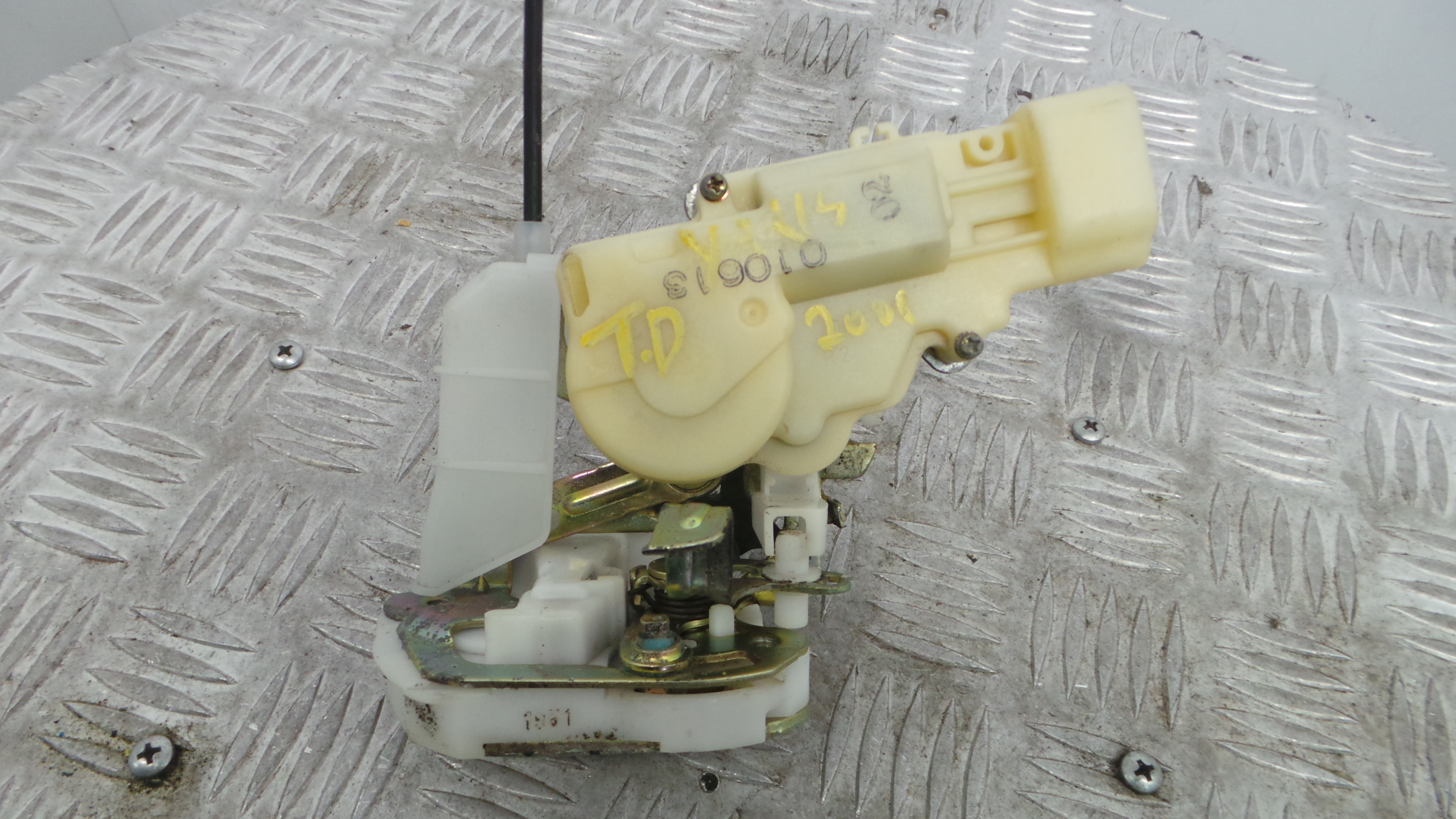 Fecho da Porta Trás Dto 69330-52150 - TOYOTA ECHO (_P1_), YARIS (_P1_), YARIS/VITZ (_P1_)-37046106