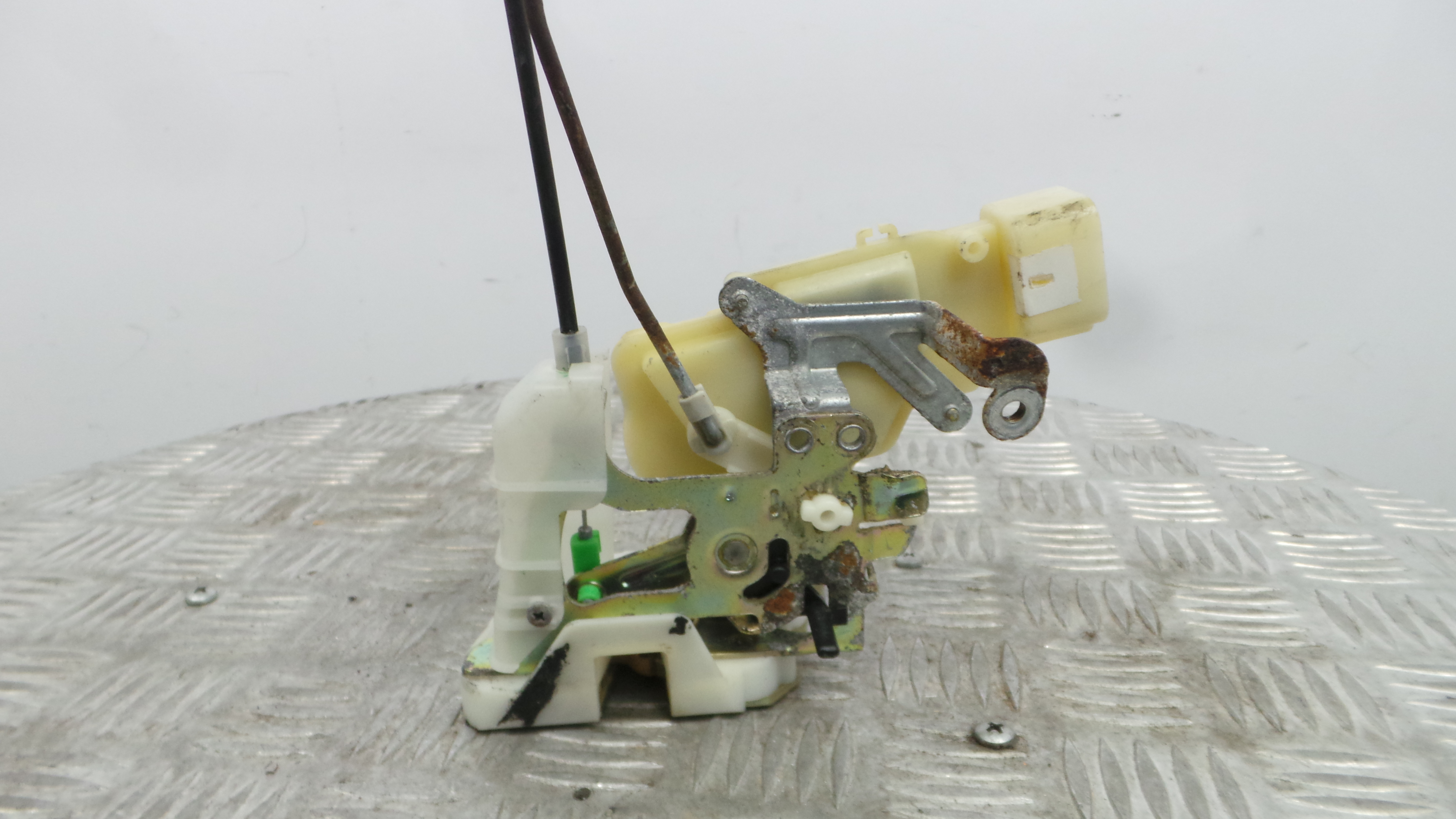 Fecho da Porta Trás Esq 69340-52160 - TOYOTA ECHO (_P1_), YARIS (_P1_), YARIS/VITZ (_P1_)-37046109