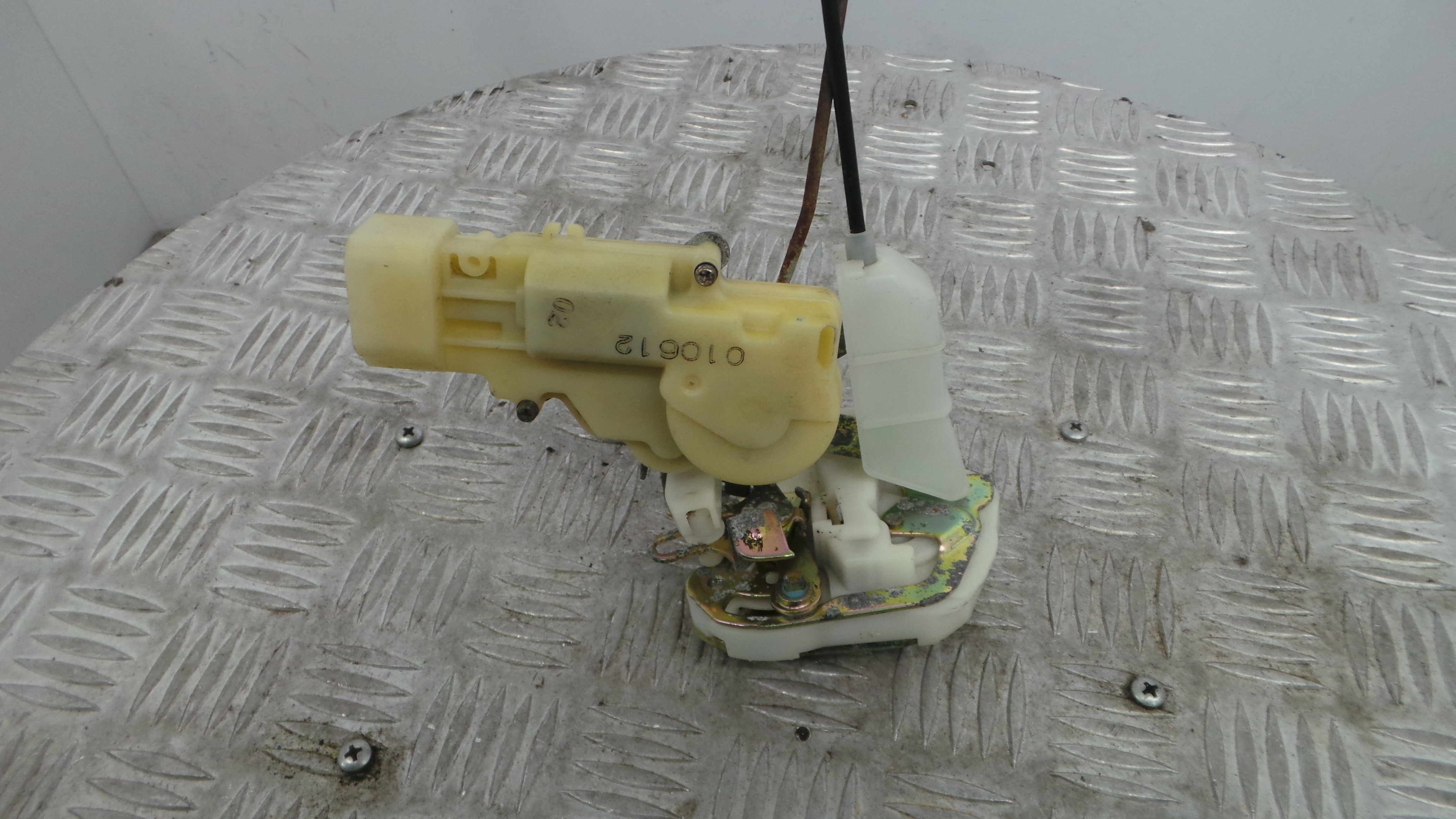 Fecho da Porta Trás Esq 69340-52160 - TOYOTA ECHO (_P1_), YARIS (_P1_), YARIS/VITZ (_P1_)-37046109