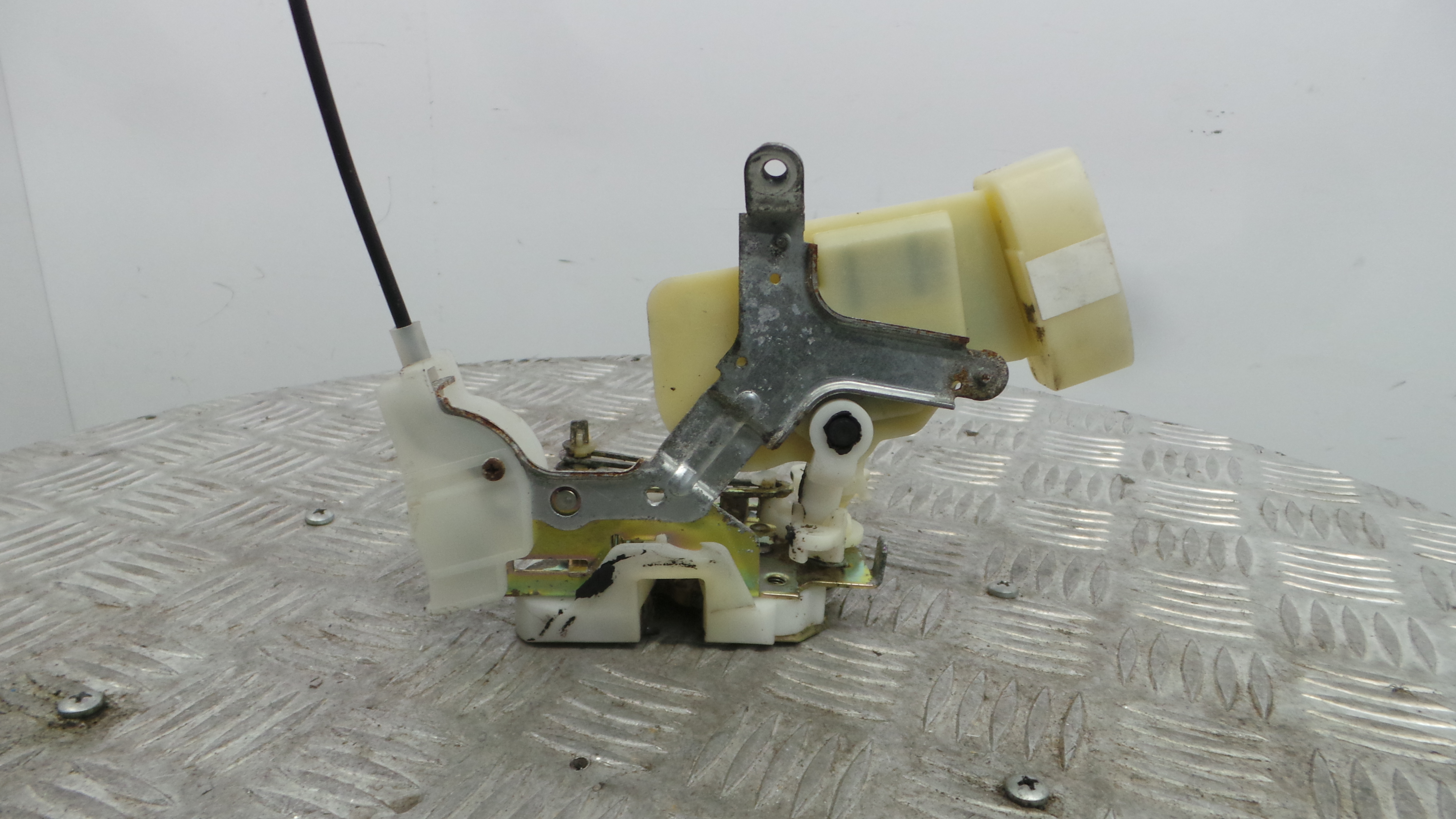 Fecho da Porta Frente Esq 69320-52280 - TOYOTA ECHO (_P1_), YARIS (_P1_), YARIS/VITZ (_P1_)-37046112