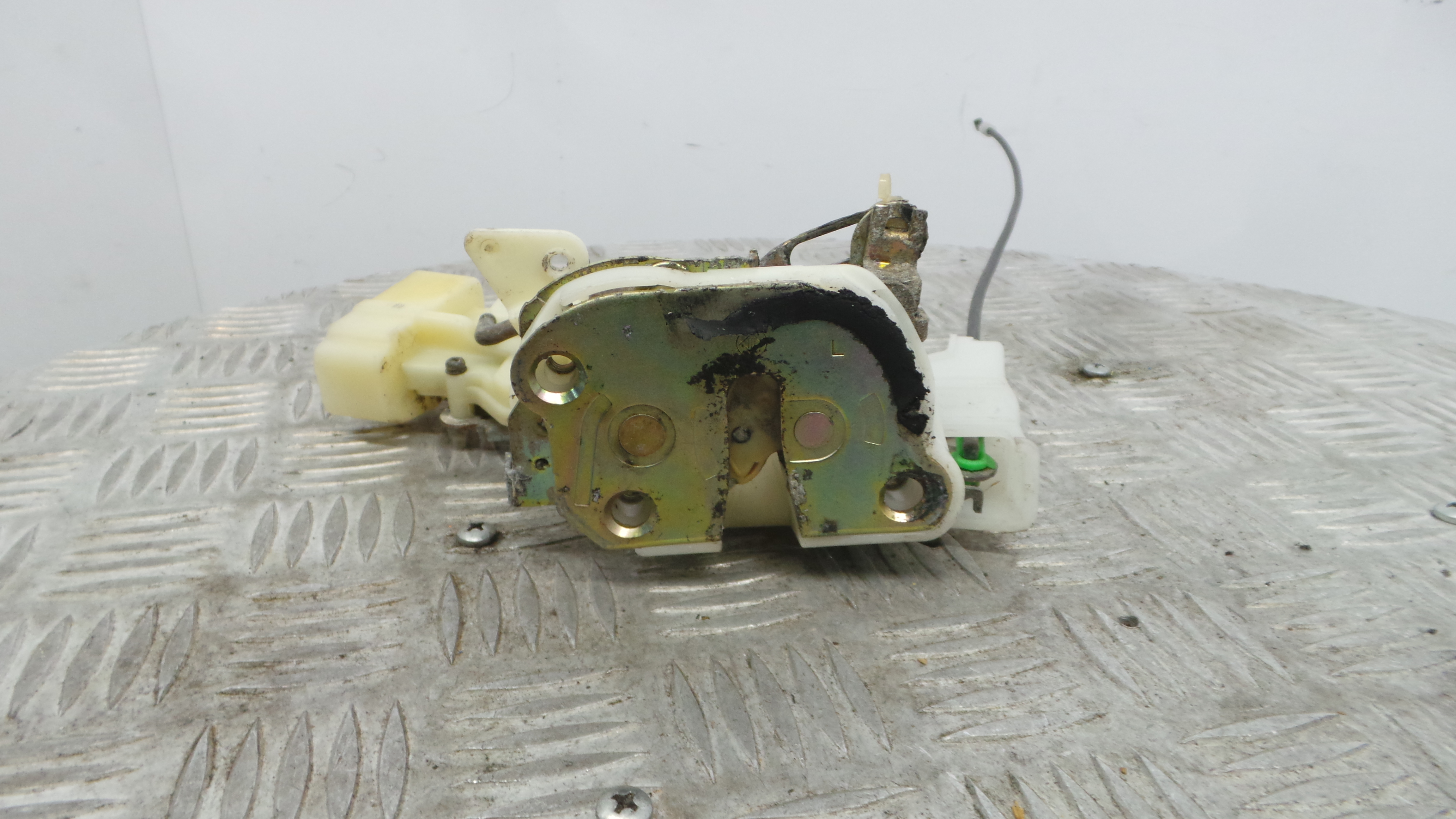 Fecho da Porta Frente Esq 69320-52280 - TOYOTA ECHO (_P1_), YARIS (_P1_), YARIS/VITZ (_P1_)-37046112