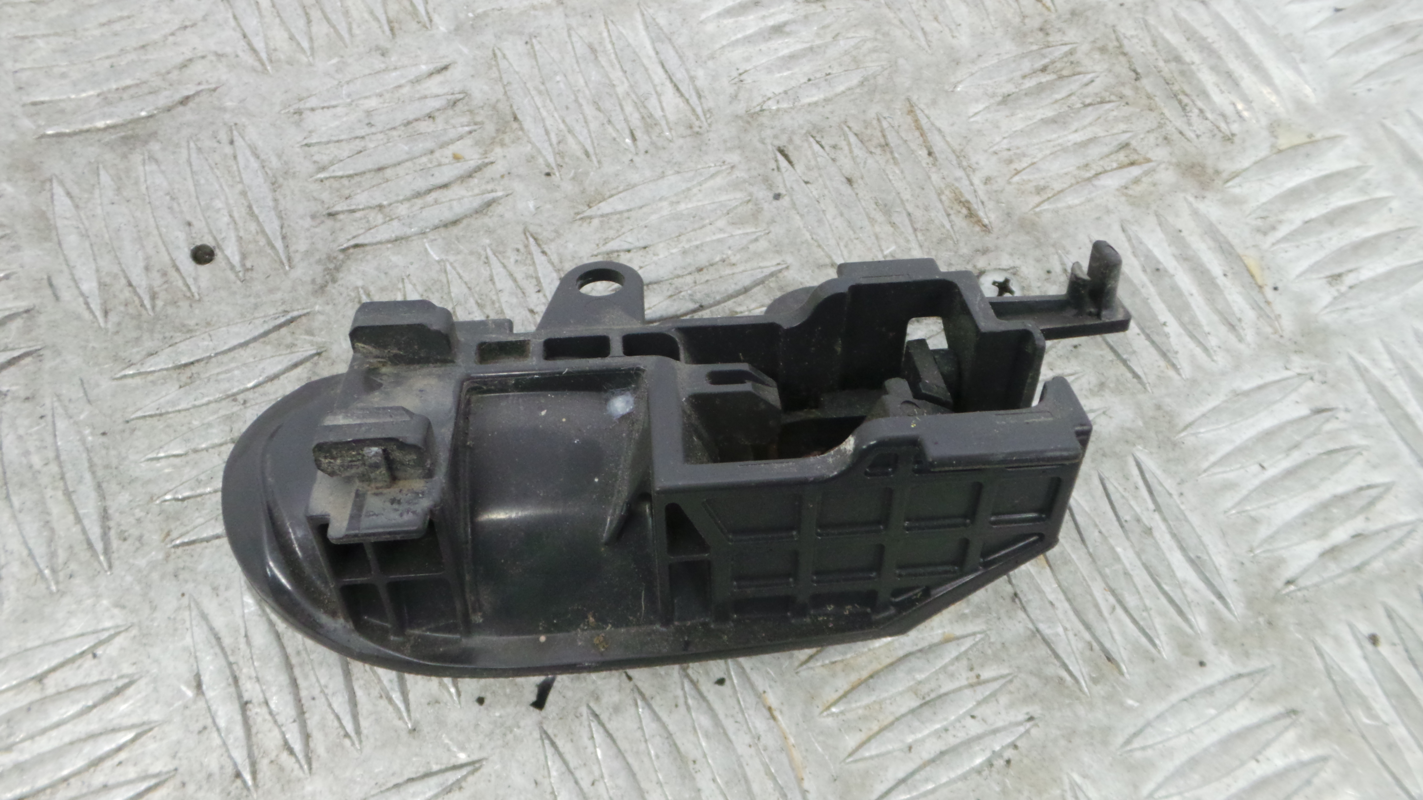 Puxador Interior Traseiro Esquerdo  6920652010B3 - TOYOTA ECHO (_P1_), YARIS (_P1_), YARIS/VITZ (_P1-37046327