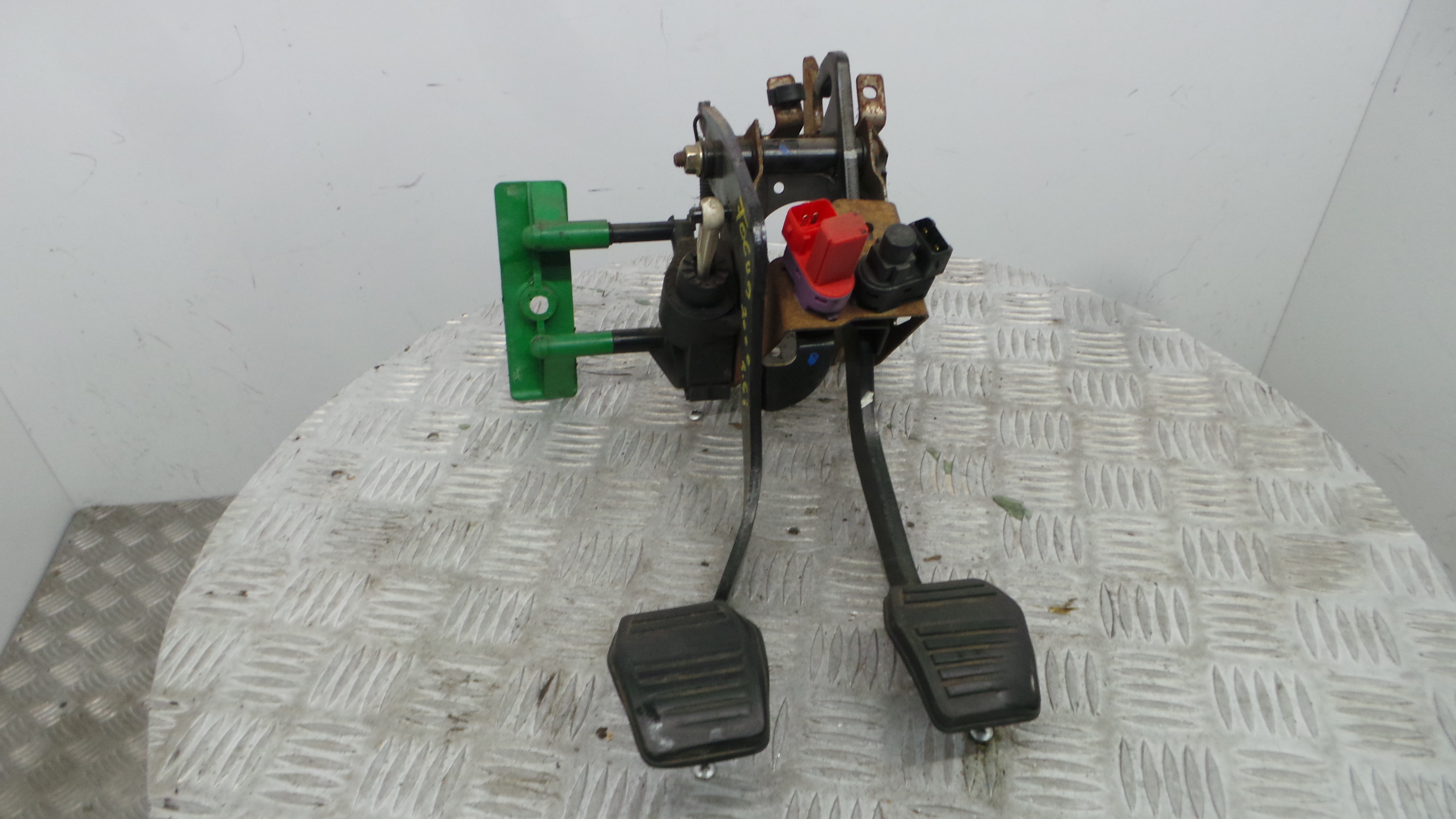 Pedal do Travão 1320938 - FORD FOCUS I (DAW, DBW)-37047259