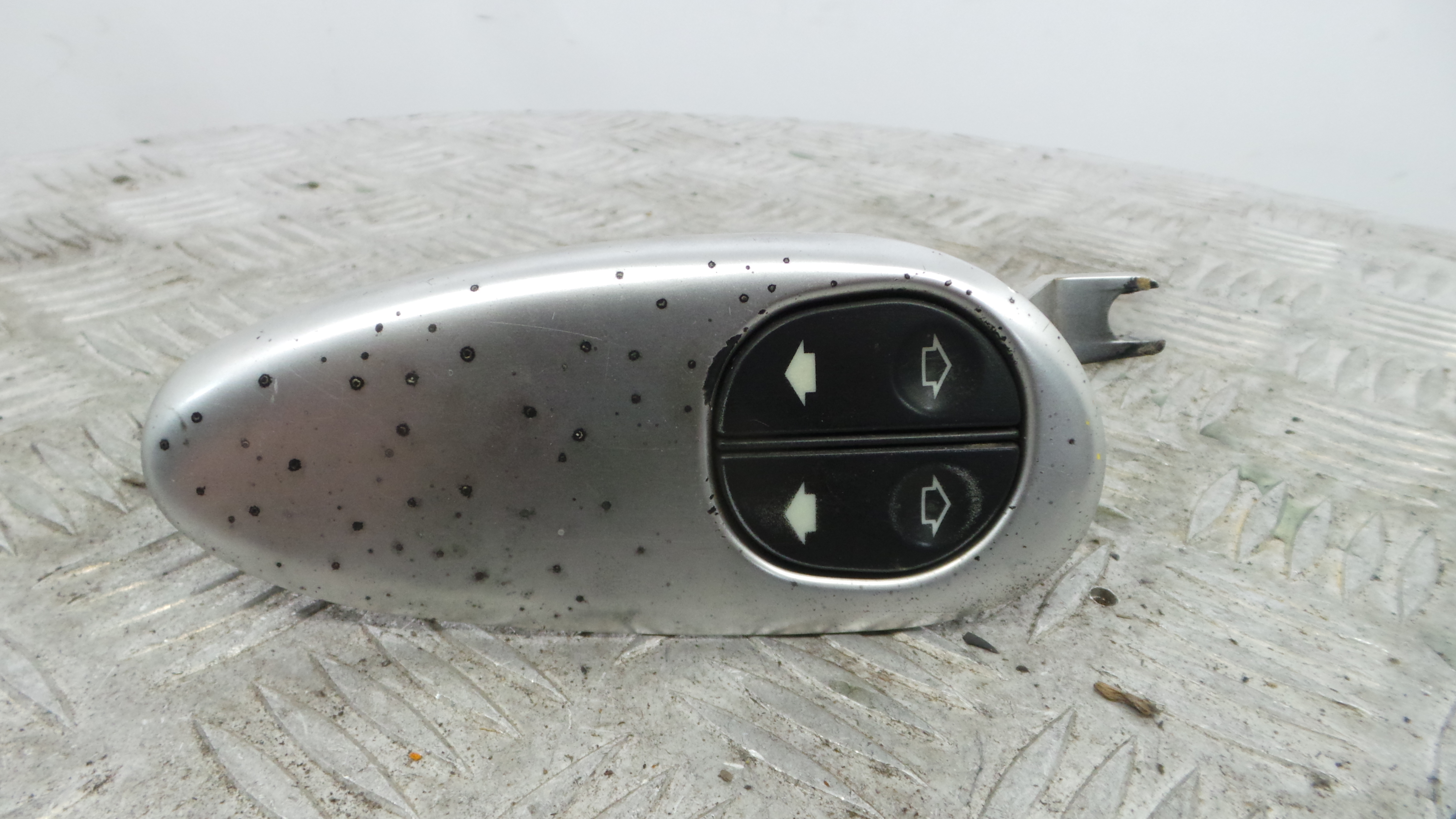 Interruptor / Comando Elevador Vidro Frente Esq  10063BEW - FORD PUMA (EC_)-37047311