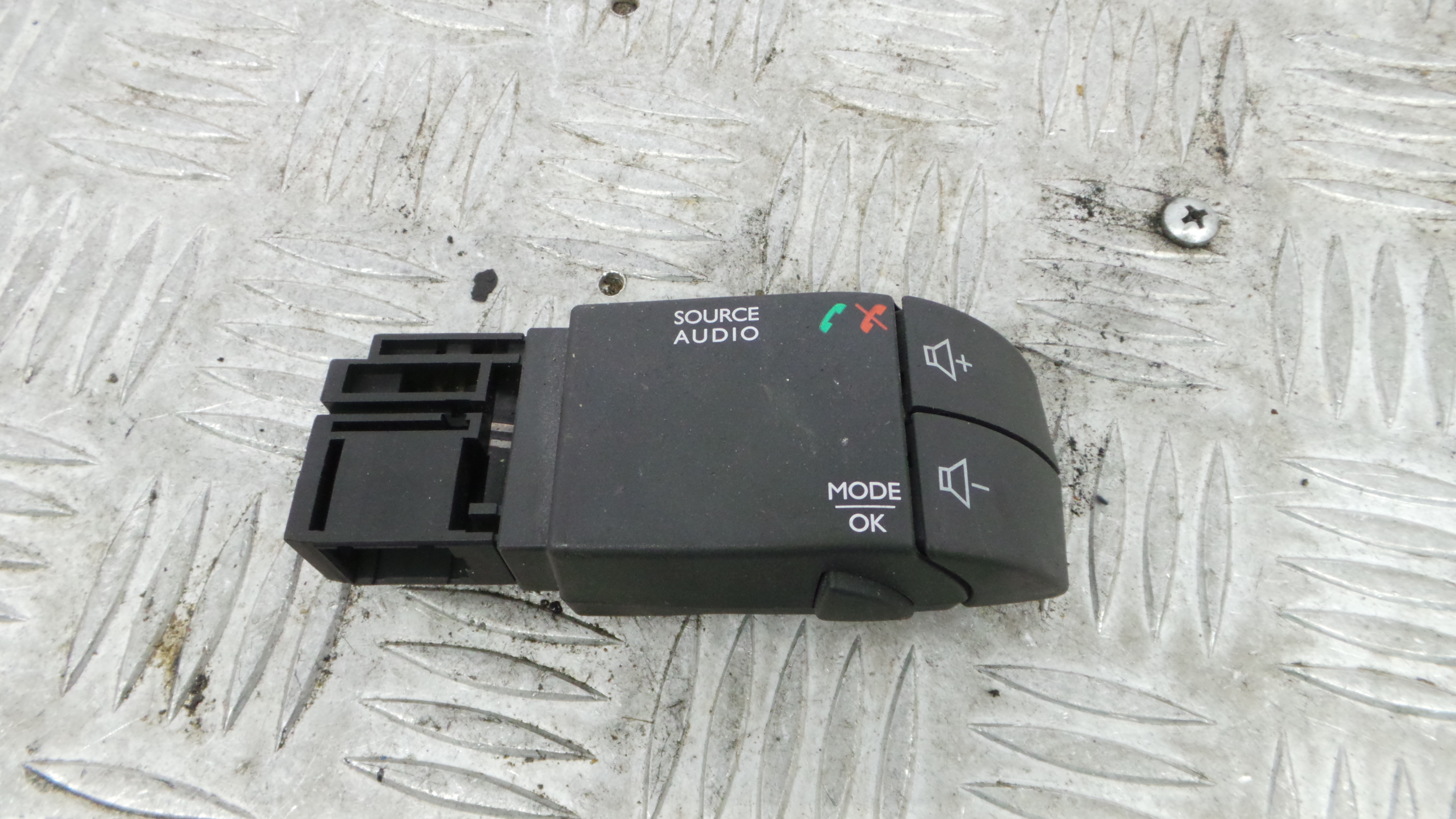 Comando do Rádio 255522448R - RENAULT CLIO IV (BH_)-37051659