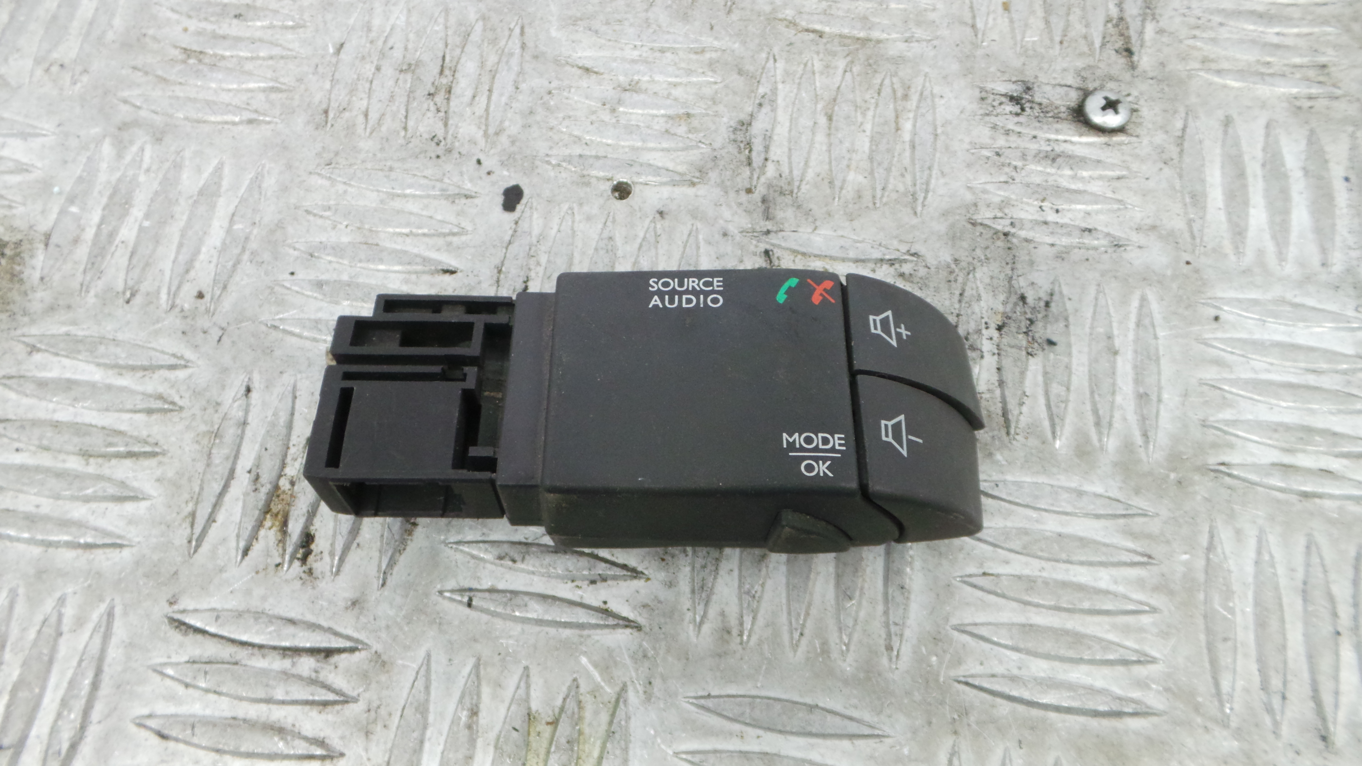 Comando do Rádio 255522448R - RENAULT CLIO IV (BH_)-37051665