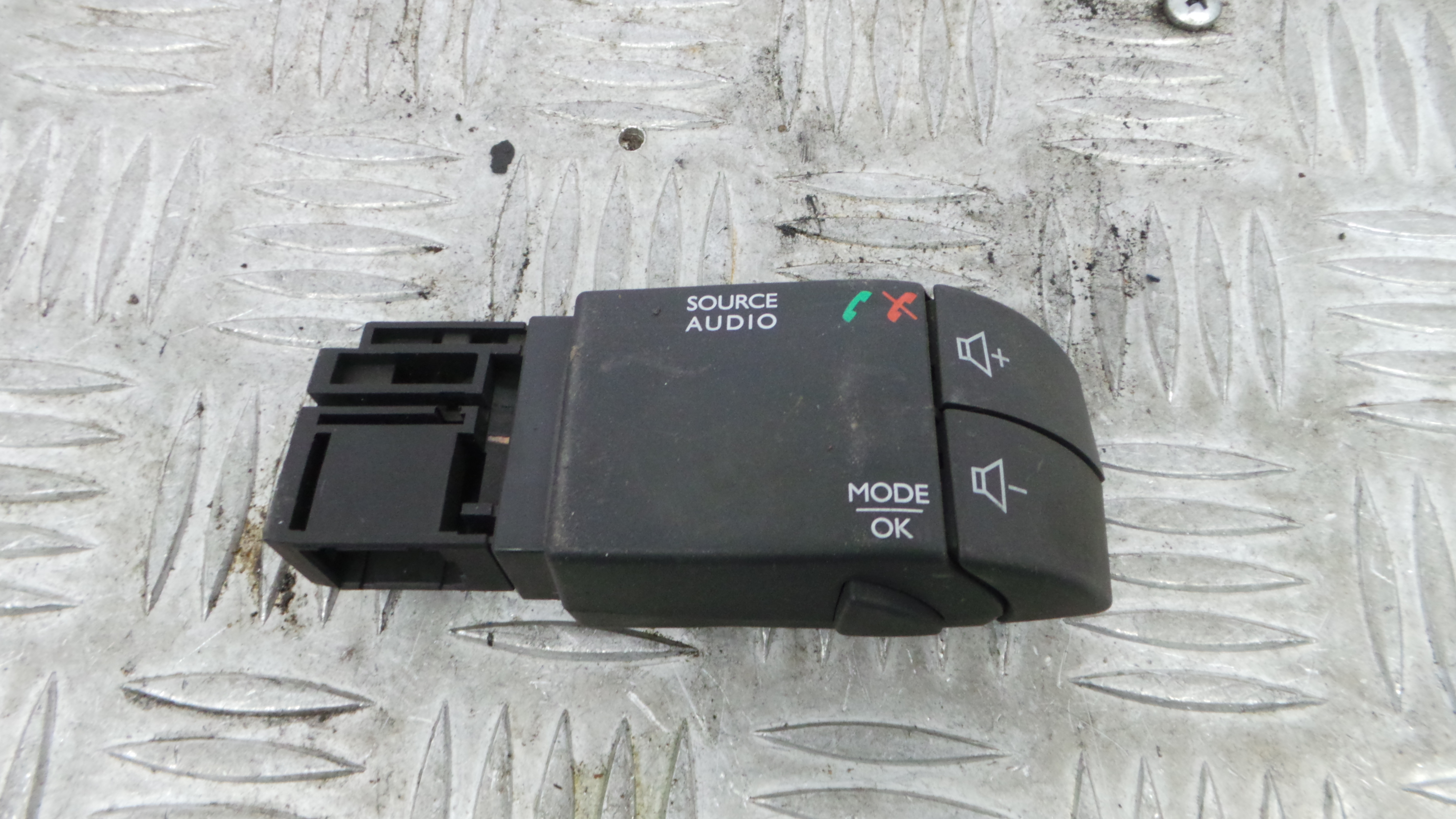 Comando do Rádio 255522448R - RENAULT CLIO IV (BH_)-37051668