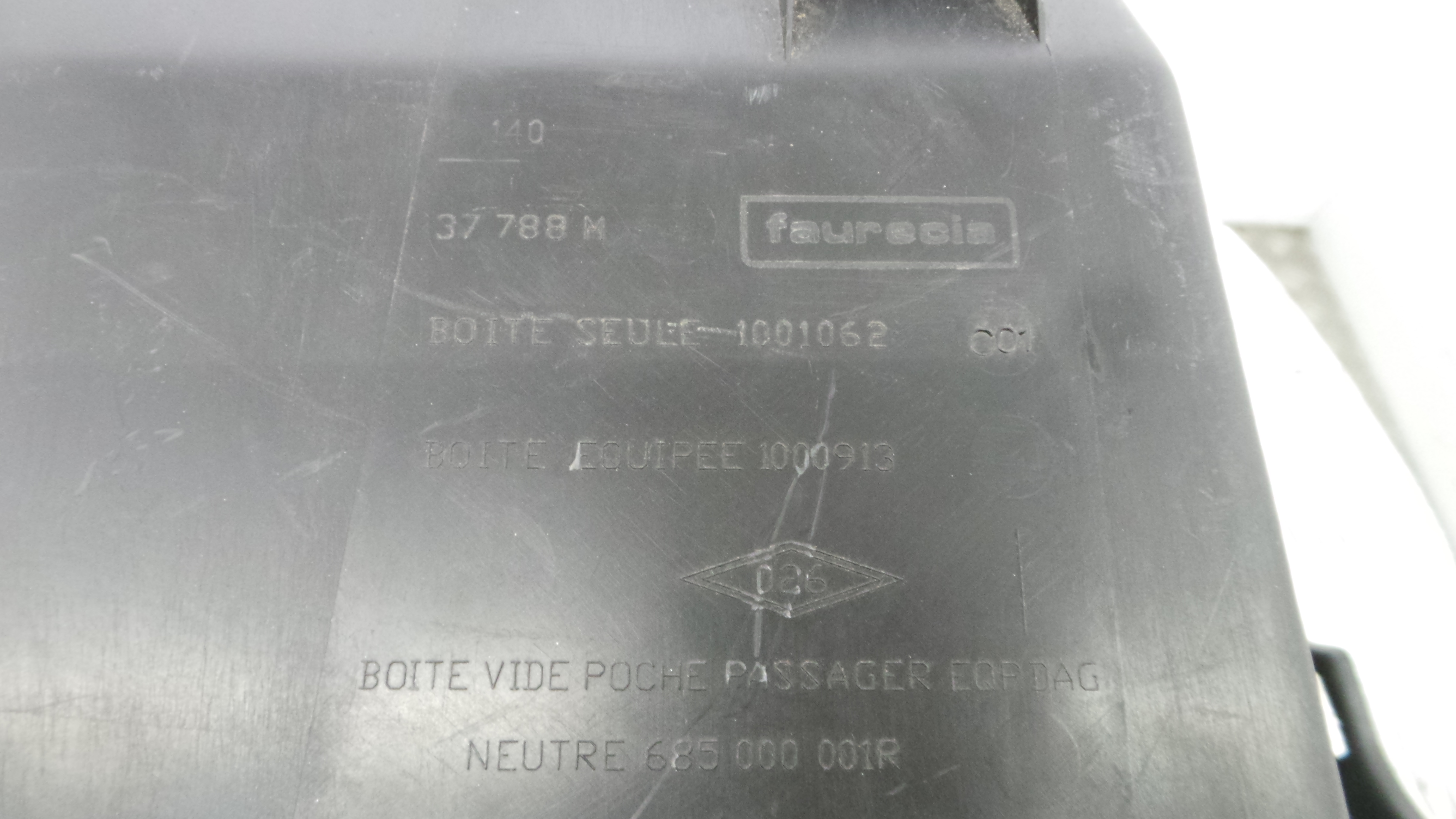 Porta Luvas  685000013A - RENAULT LAGUNA III (BT0/1)-37057447