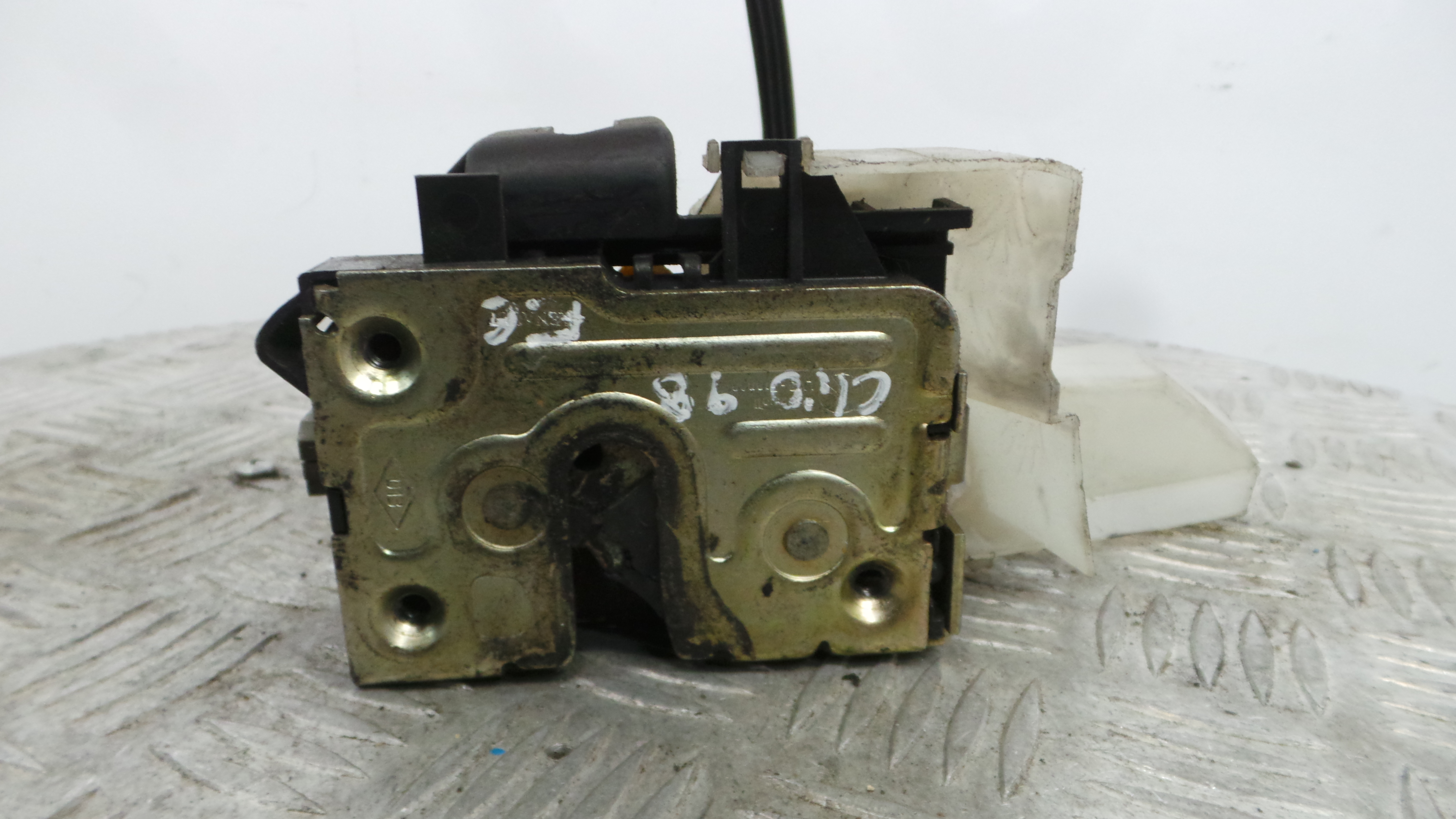 Fecho da Porta Frente Esq 7701045304 - RENAULT CLIO II (BB_, CB_), CLIO Mk II (BB_, CB_)-37058798