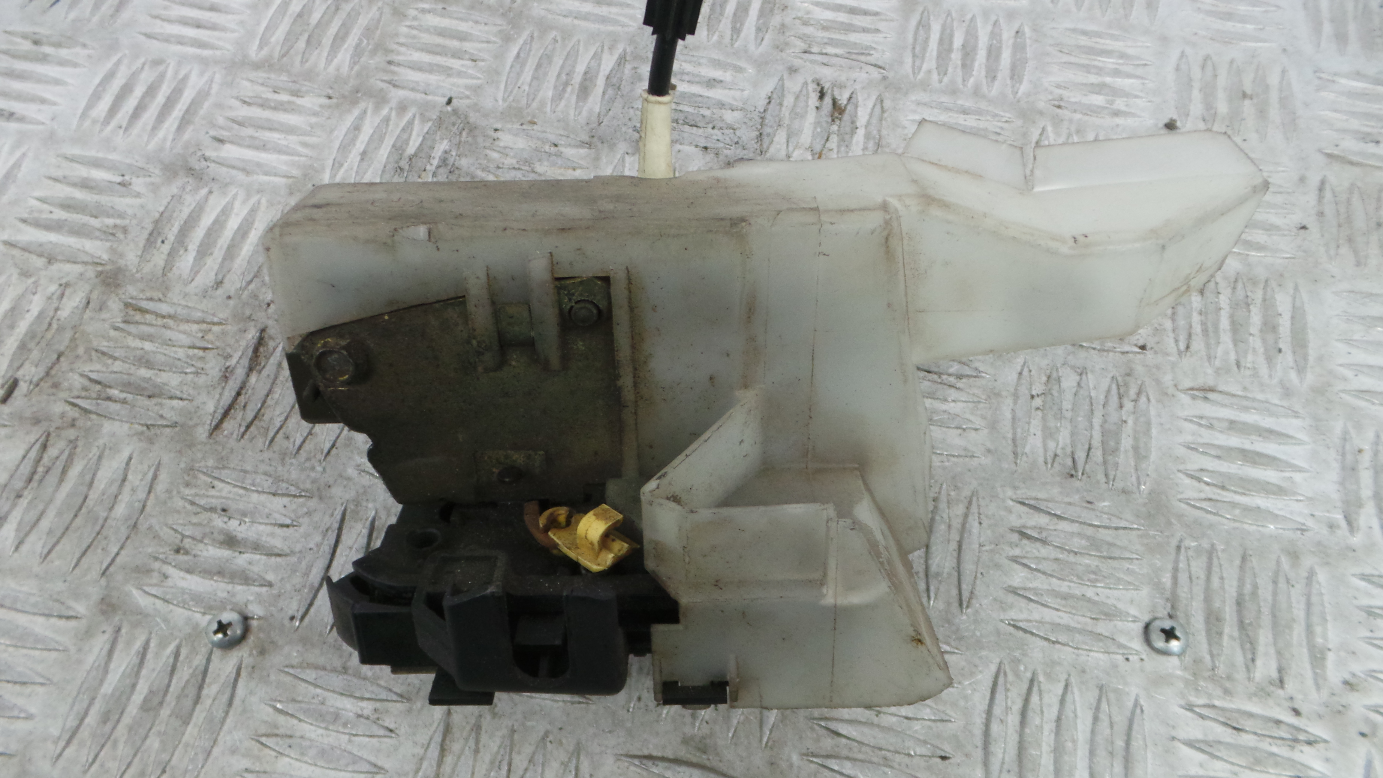 Fecho da Porta Frente Esq 7701045304 - RENAULT CLIO II (BB_, CB_), CLIO Mk II (BB_, CB_)-37058798