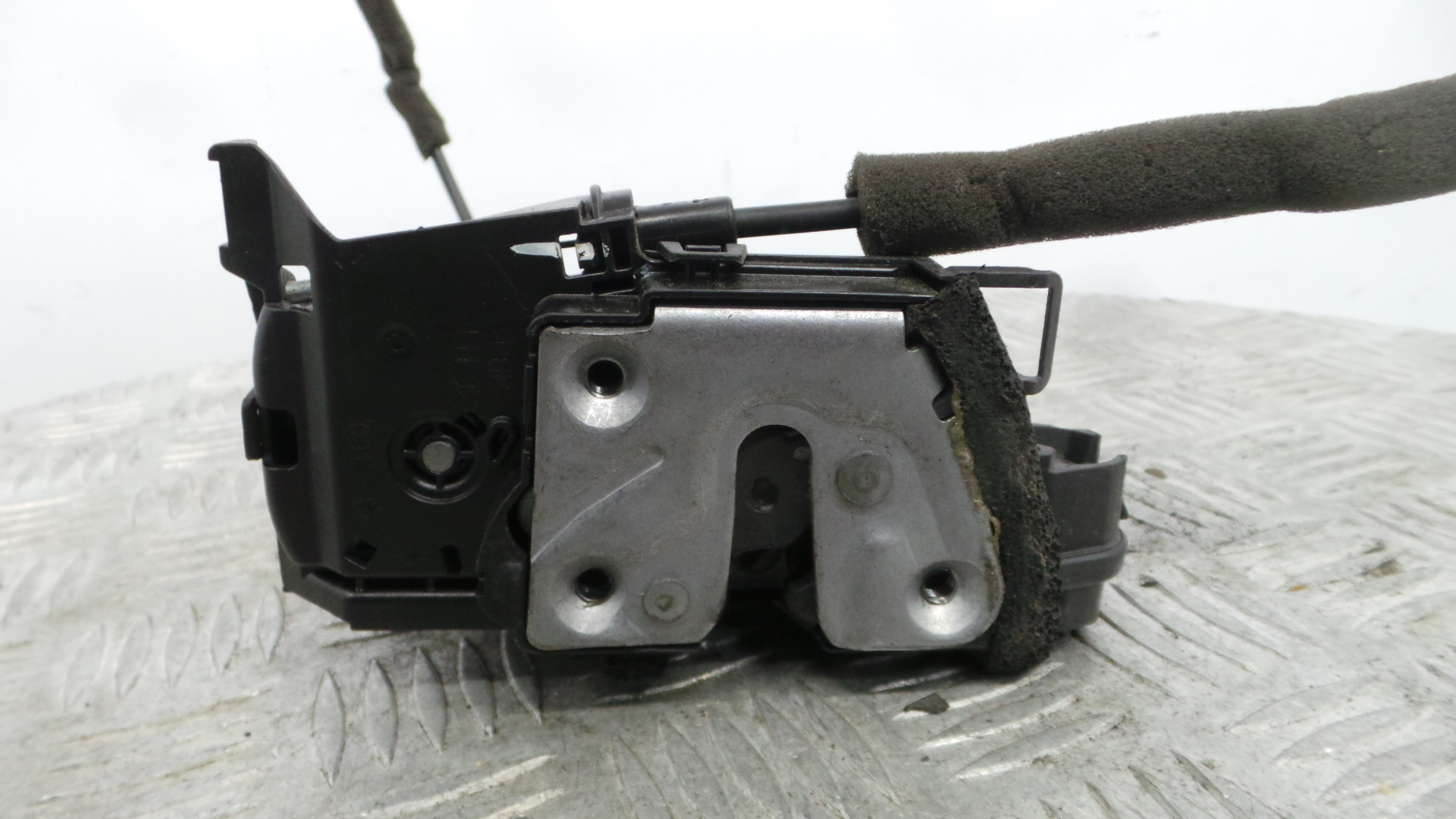 Fecho da Porta Trás Esq 825016604R - RENAULT CLIO IV (BH_)-37059185