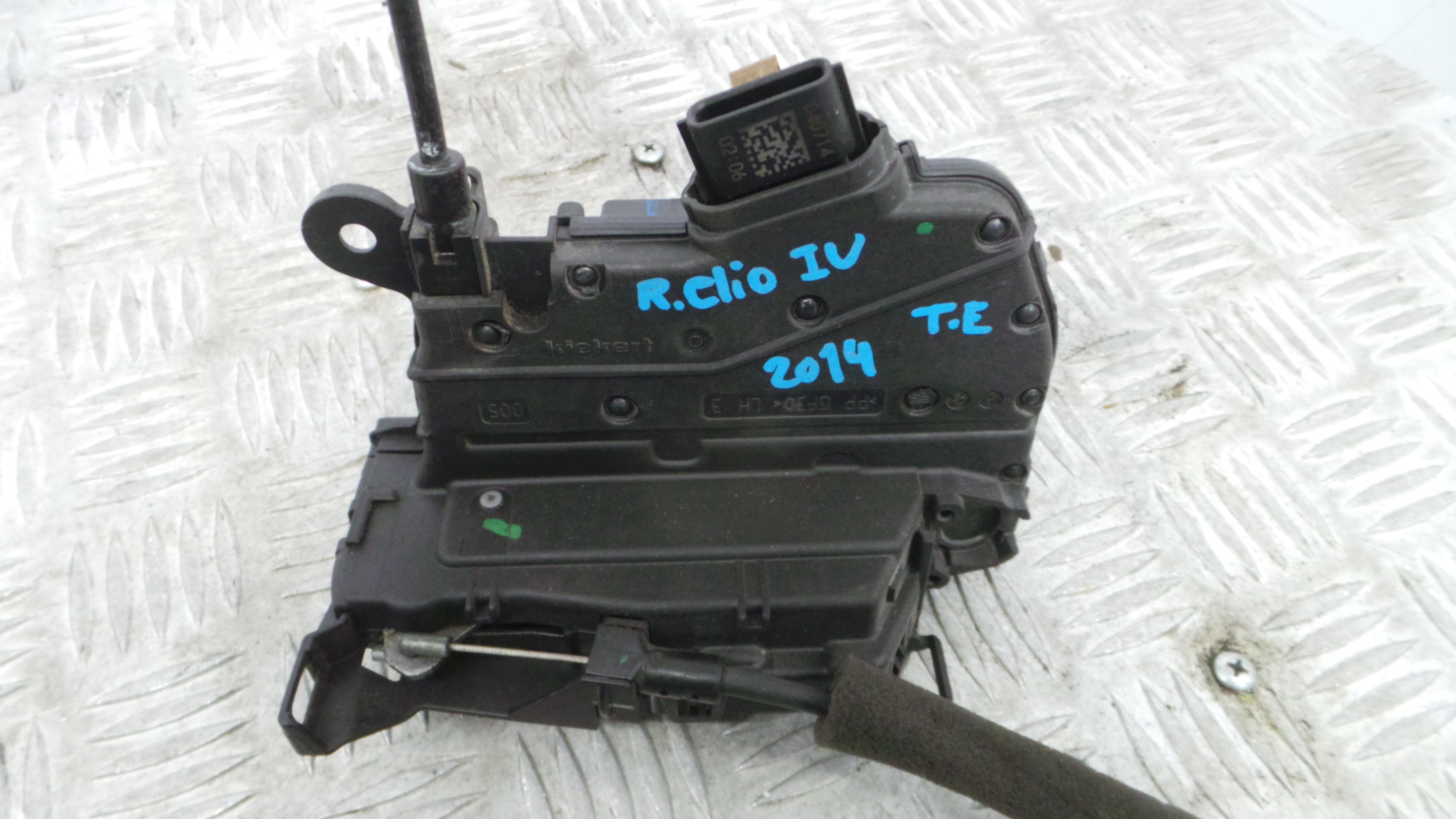 Fecho da Porta Trás Esq 825016604R - RENAULT CLIO IV (BH_)-37059185