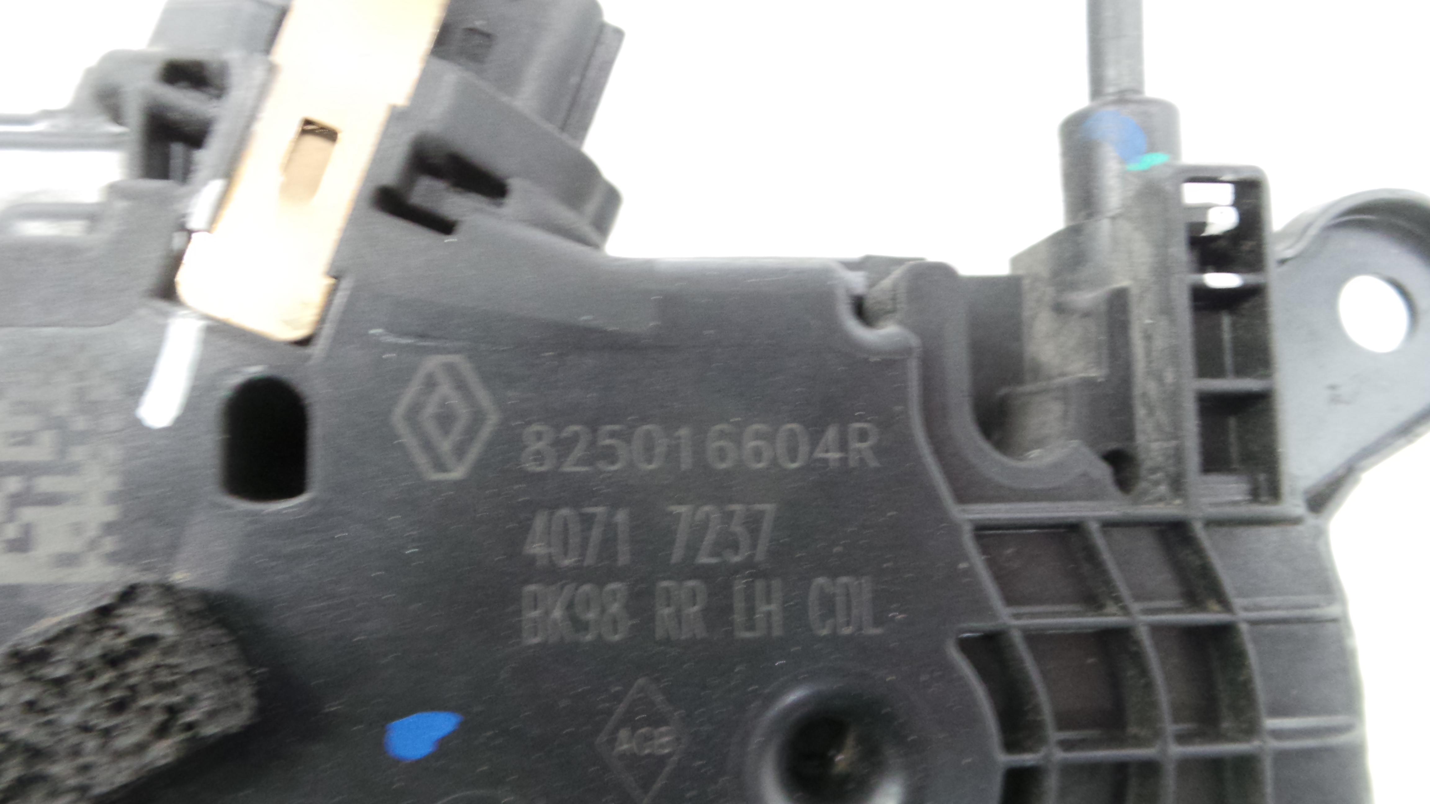 Fecho da Porta Trás Esq 825016604R - RENAULT CLIO IV (BH_)-37059185