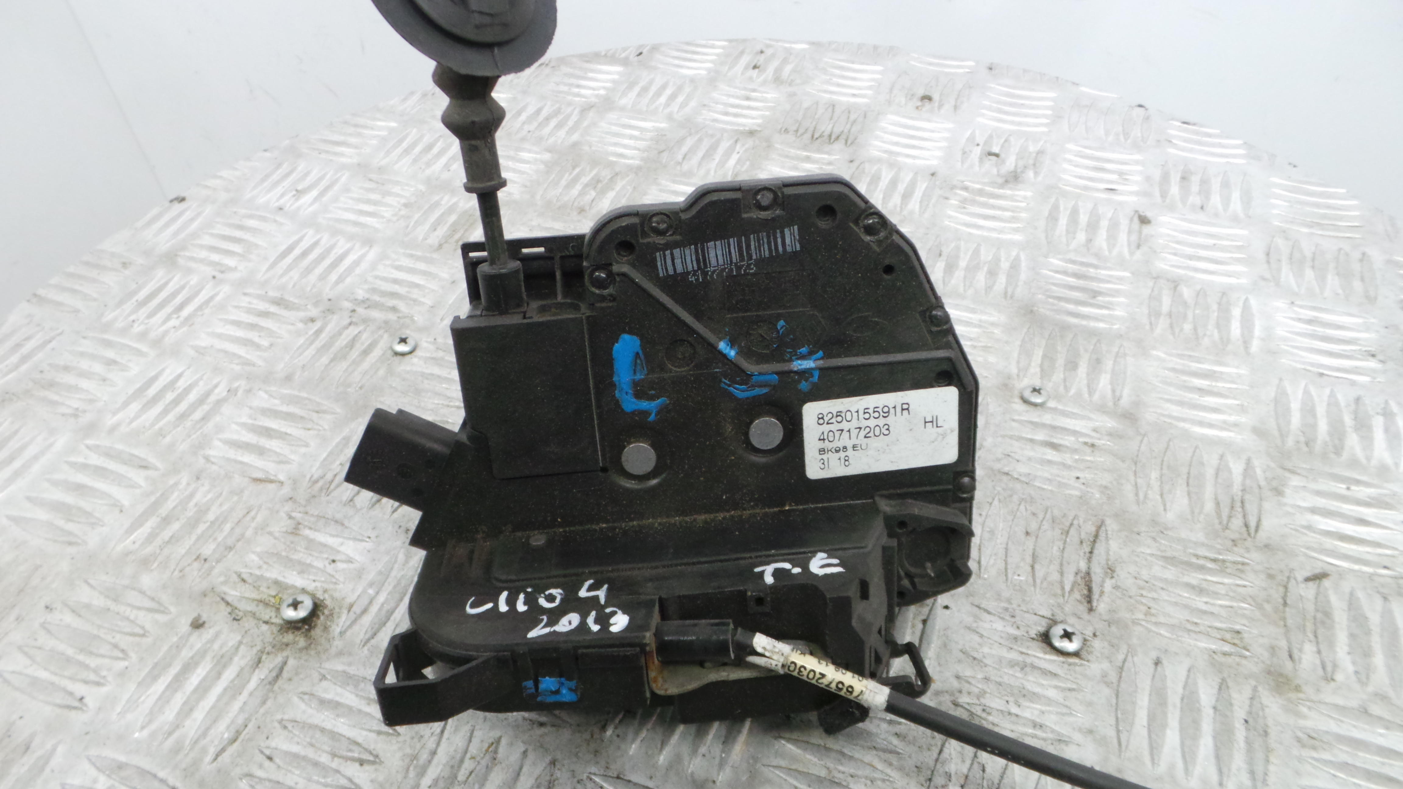 Fecho da Porta Trás Esq 825015591R - RENAULT CLIO IV (BH_)-37059221