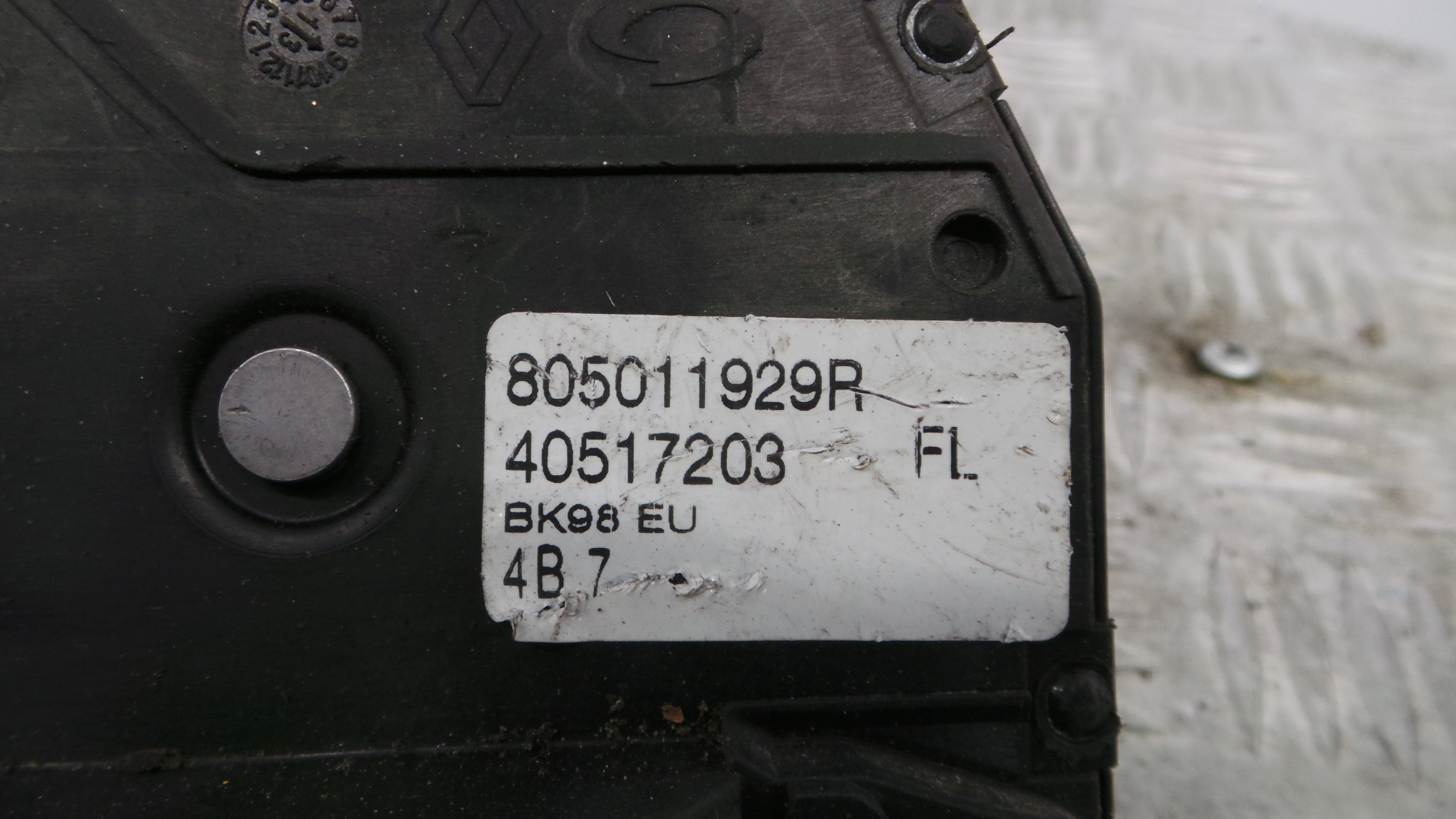 Fecho da Porta Frente Esq 805011929R - RENAULT CLIO IV (BH_)-37059624