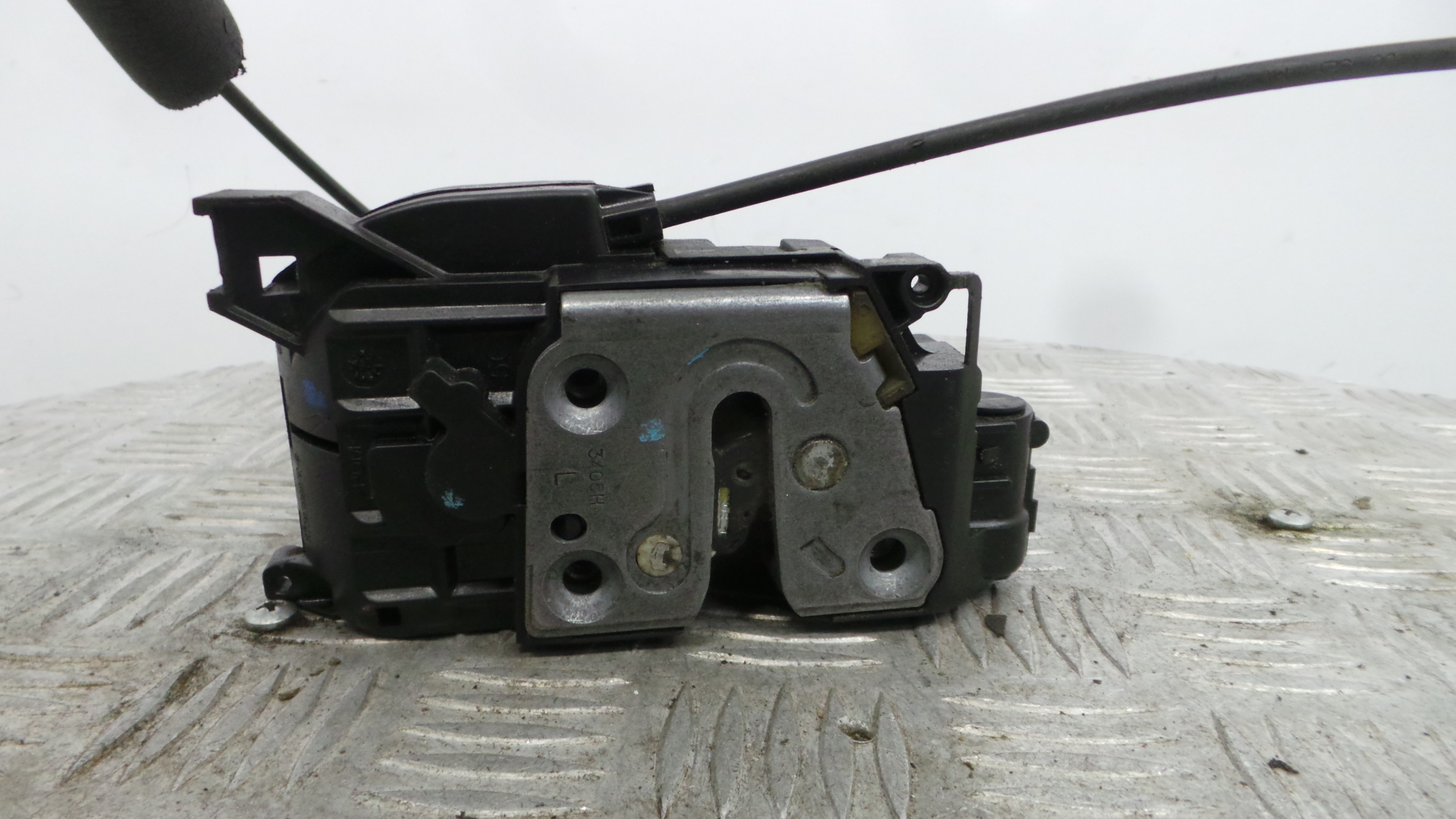 Fecho da Porta Trás Esq 825030024R - RENAULT MEGANE III Hatchback (BZ0/1_, B3_)-37059649