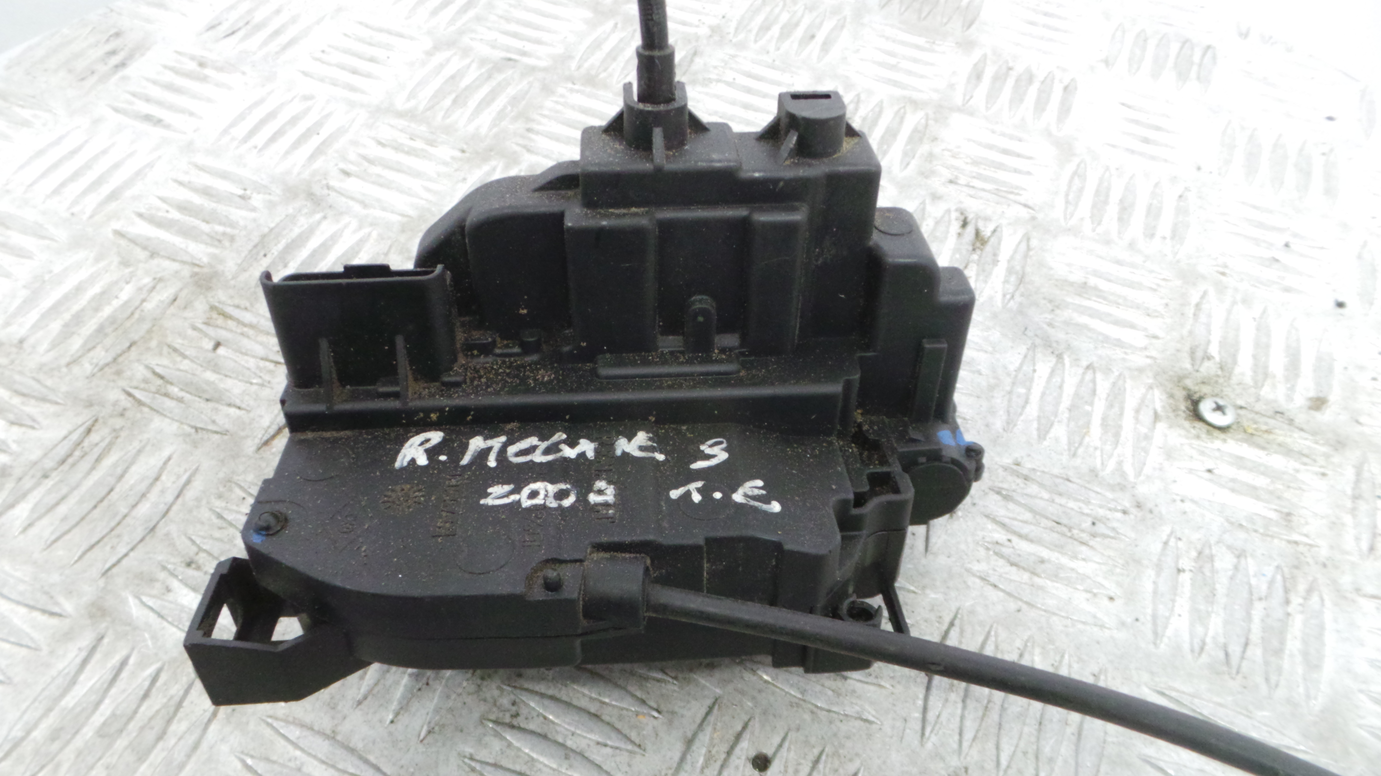 Fecho da Porta Trás Esq 825030024R - RENAULT MEGANE III Hatchback (BZ0/1_, B3_)-37059649