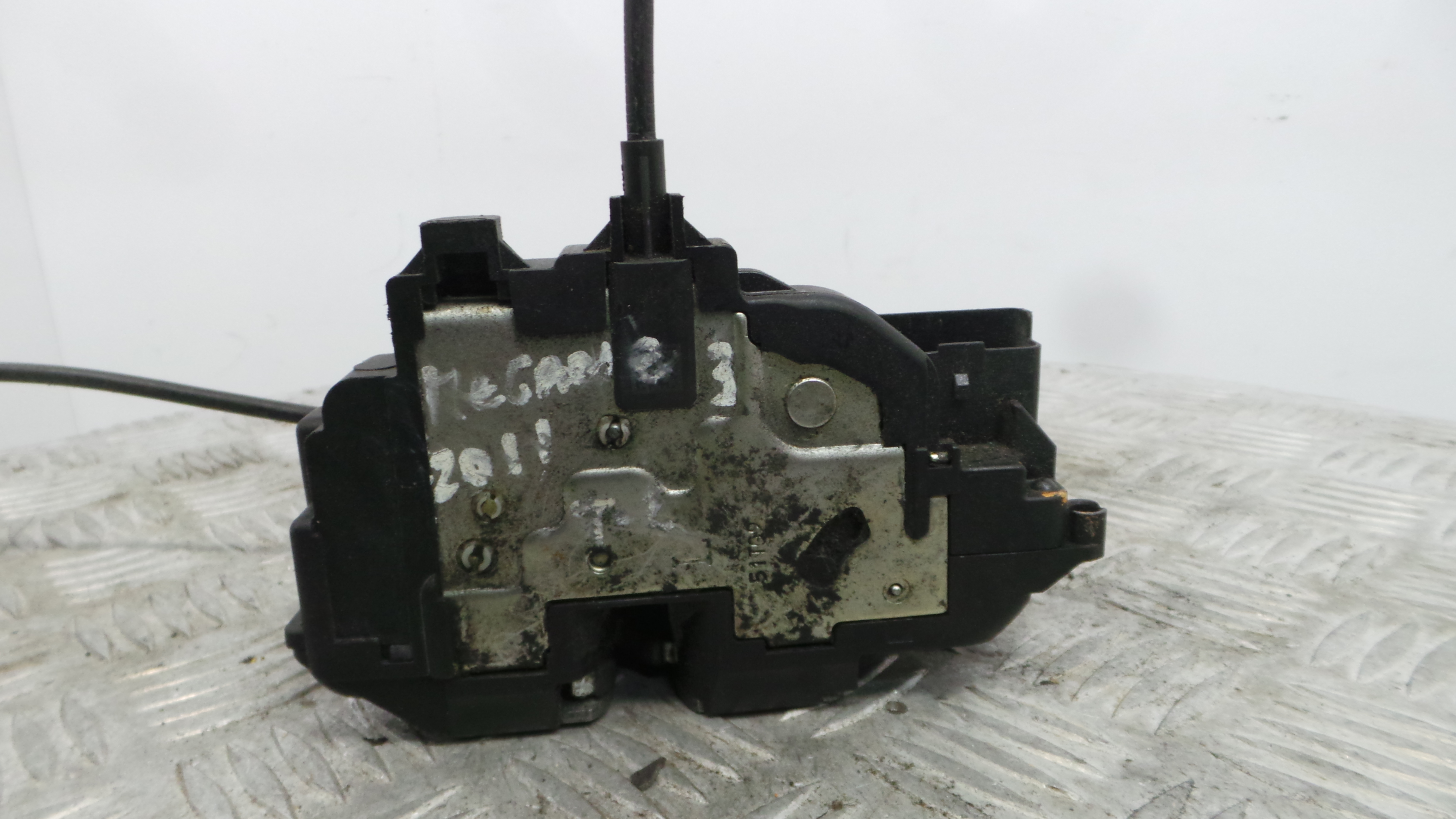 Fecho da Porta Trás Esq 825030002R - RENAULT MEGANE III Hatchback (BZ0/1_, B3_)-37059744