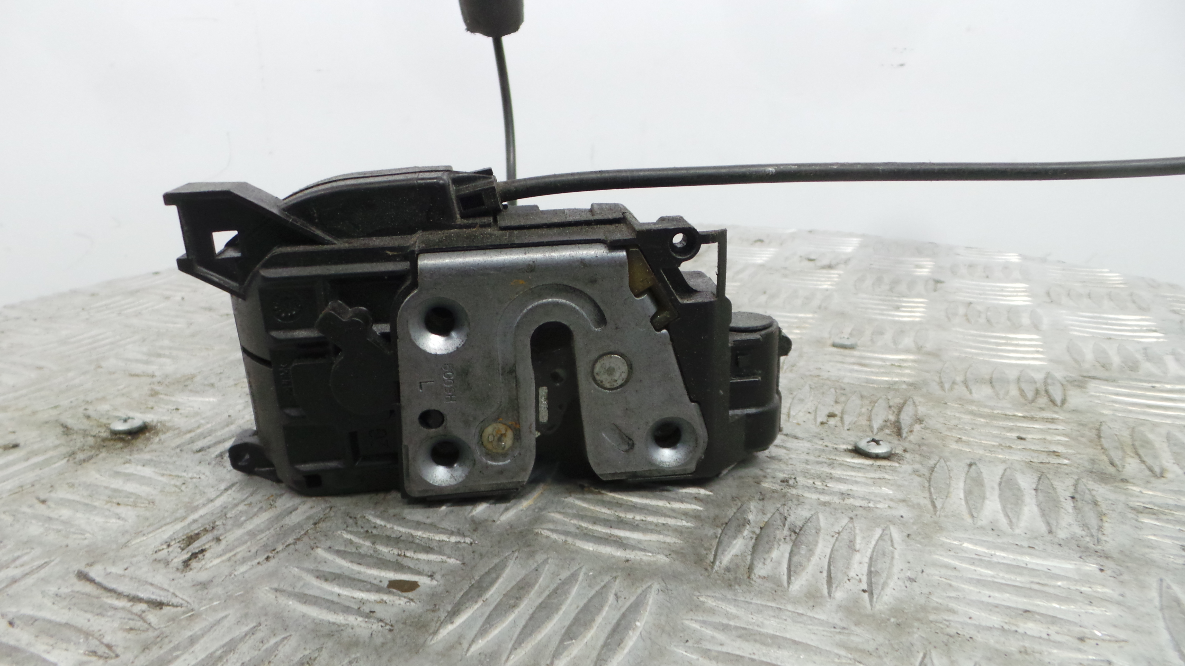 Fecho da Porta Trás Esq 825030002R - RENAULT MEGANE III Hatchback (BZ0/1_, B3_)-37059744