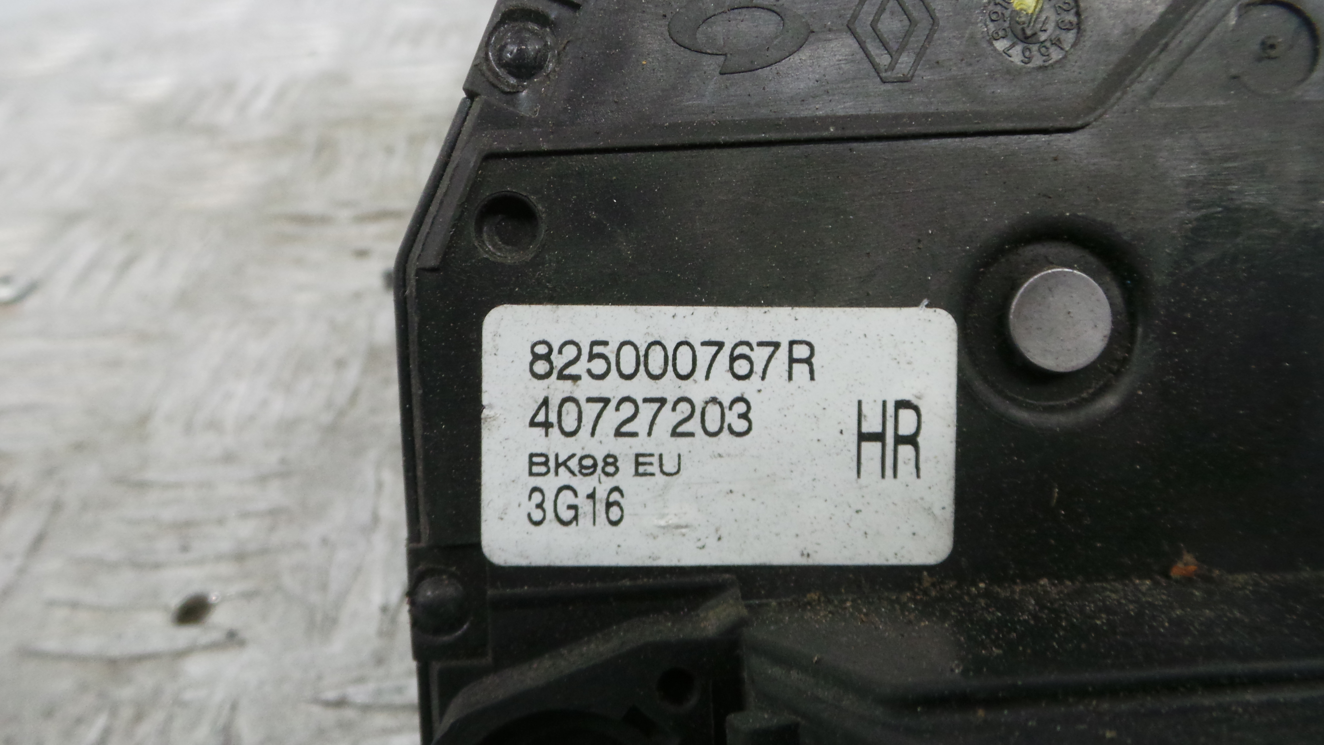 Fecho da Porta Trás Dto 825000767R - RENAULT CLIO IV (BH_)-37059774