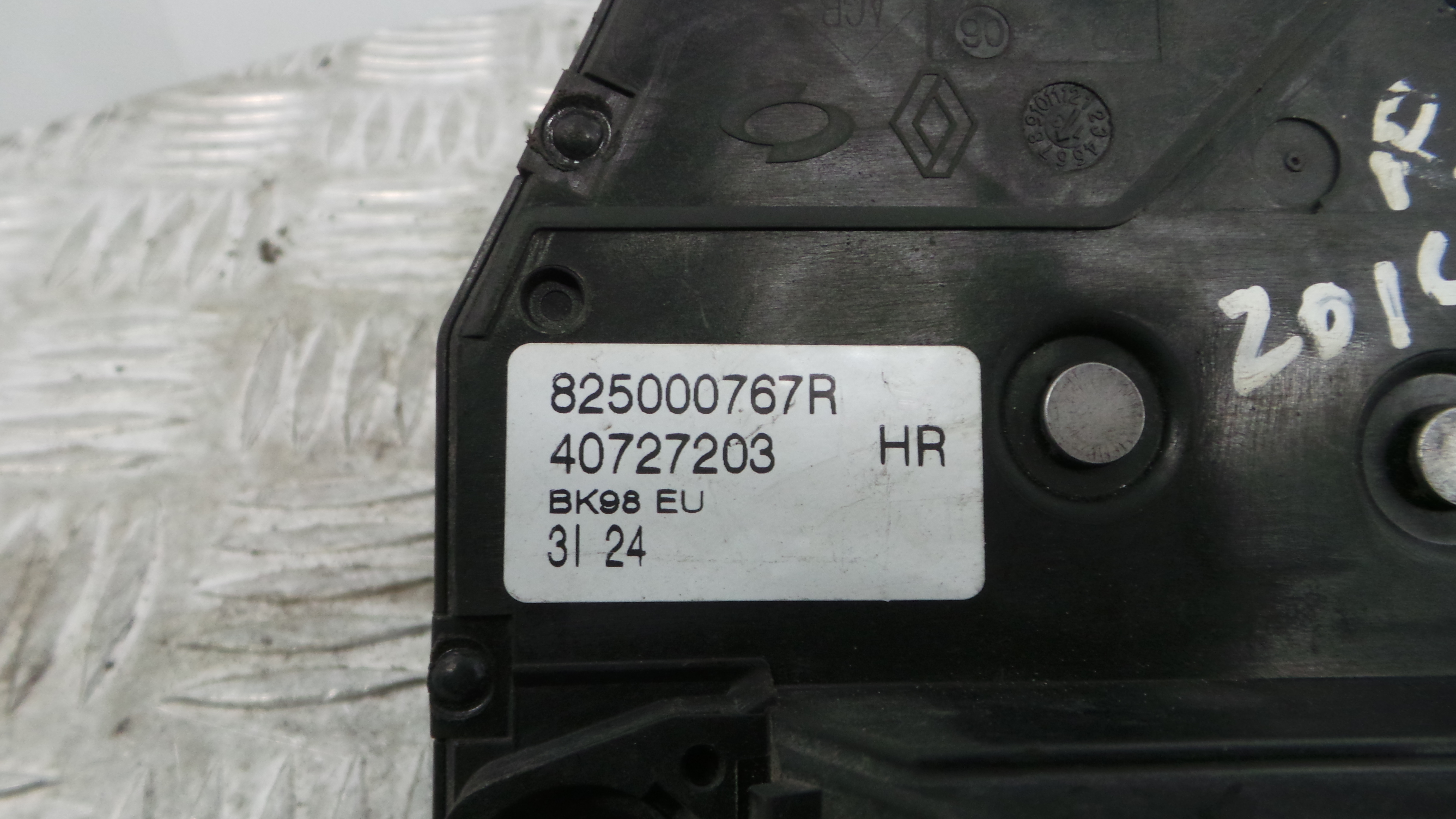 Fecho da Porta Trás Dto 825000767R - RENAULT CLIO IV (BH_)-37059824