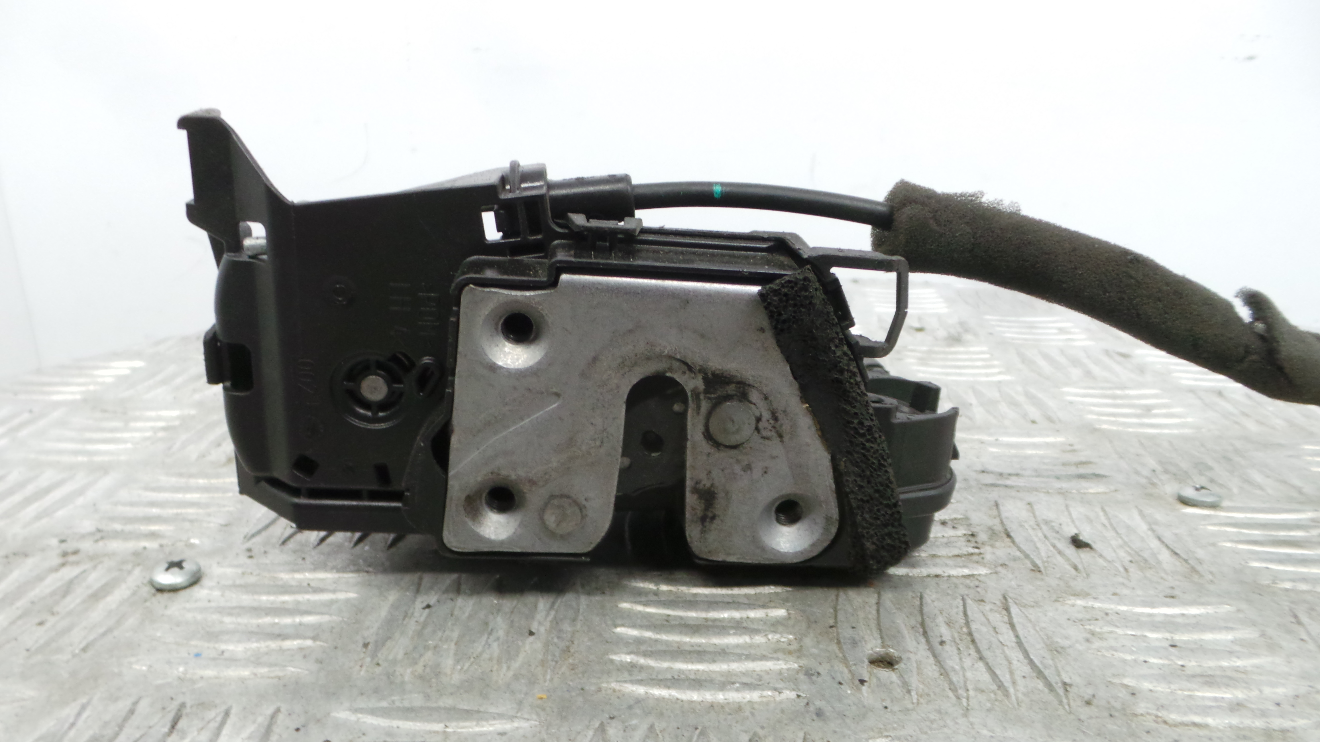 Fecho da Porta Trás Esq 825033289R - RENAULT TWINGO III (BCM_, BCA_)-37059855