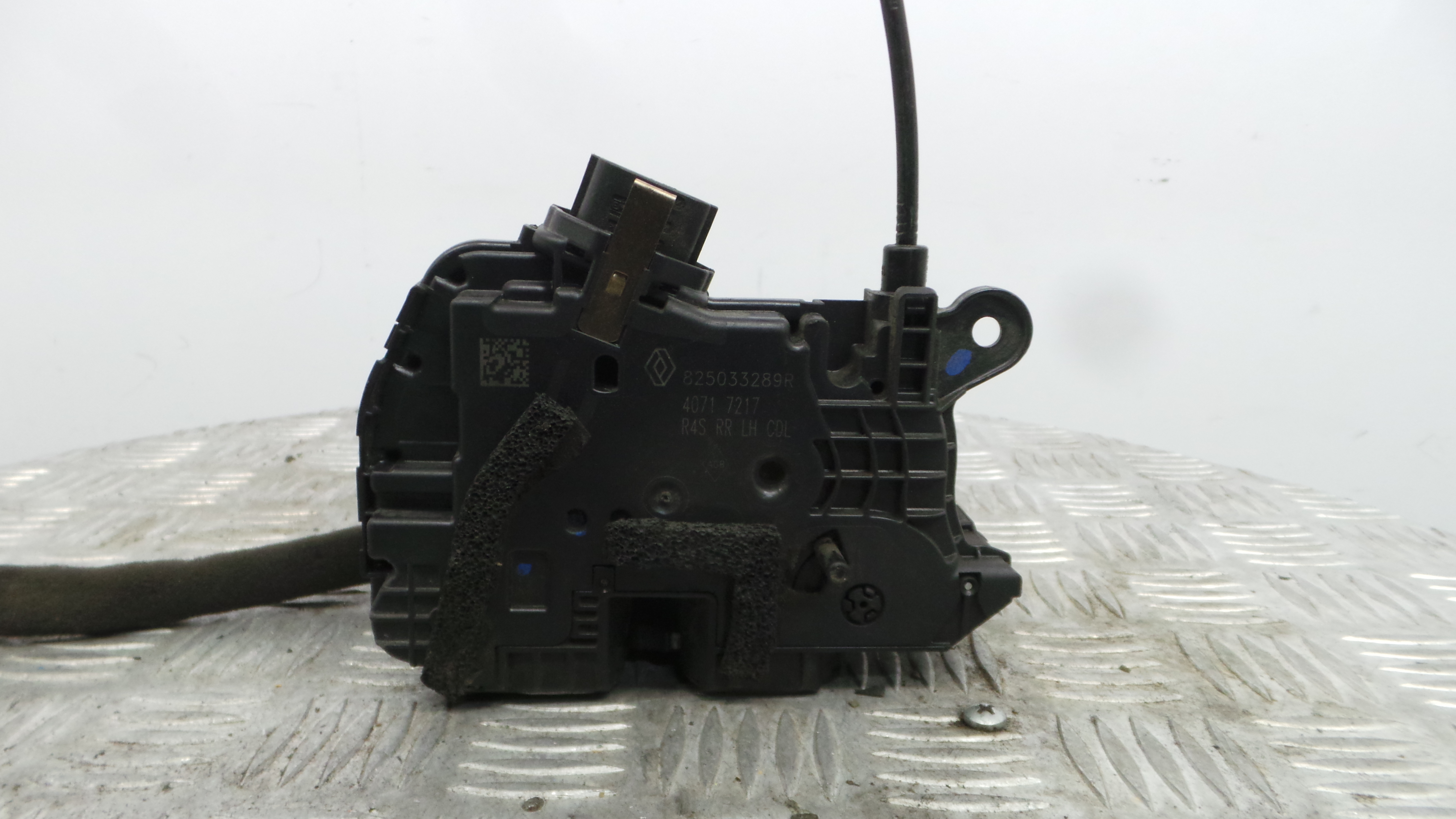 Fecho da Porta Trás Esq 825033289R - RENAULT TWINGO III (BCM_, BCA_)-37059855