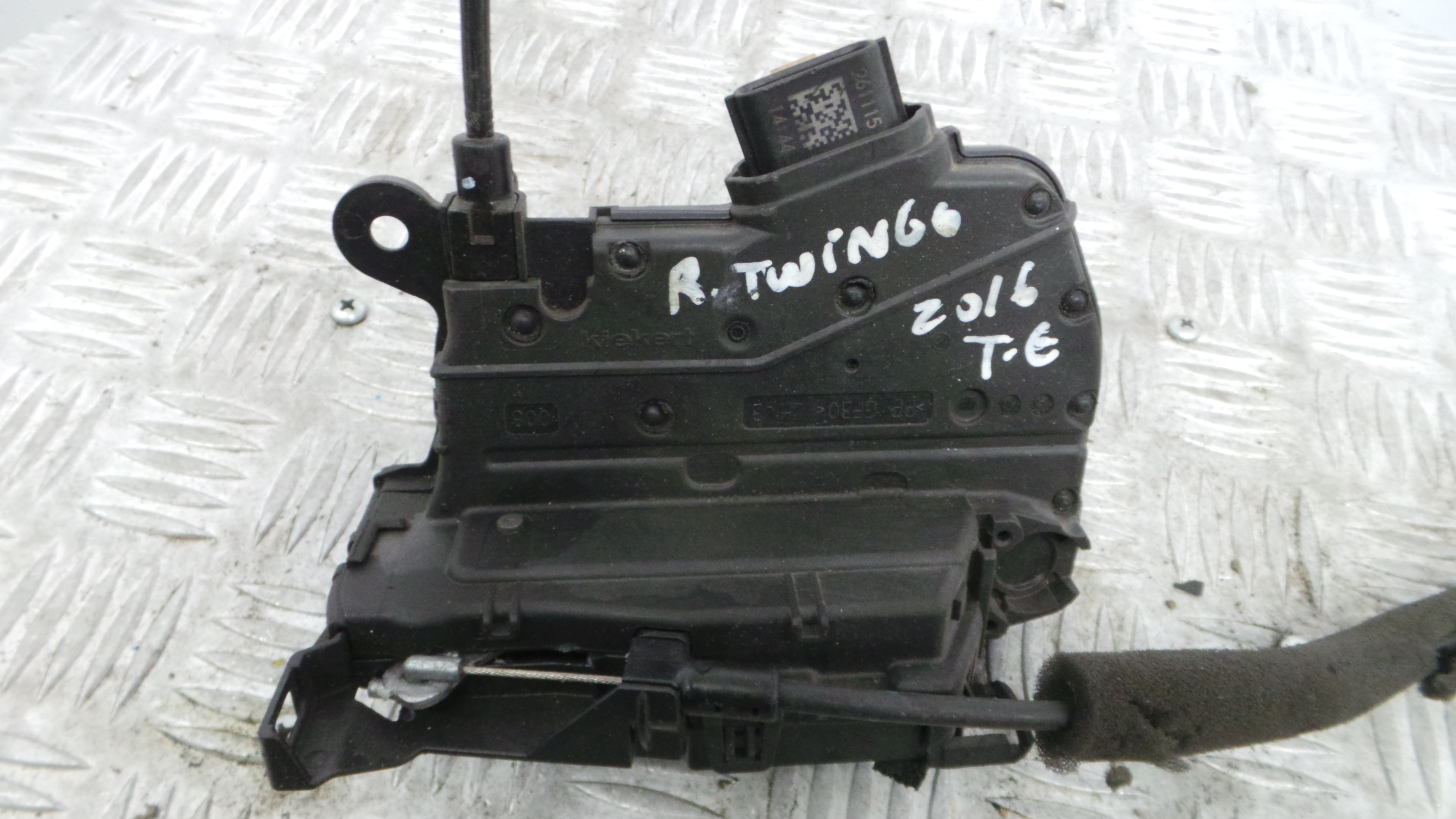 Fecho da Porta Trás Esq 825033289R - RENAULT TWINGO III (BCM_, BCA_)-37059855