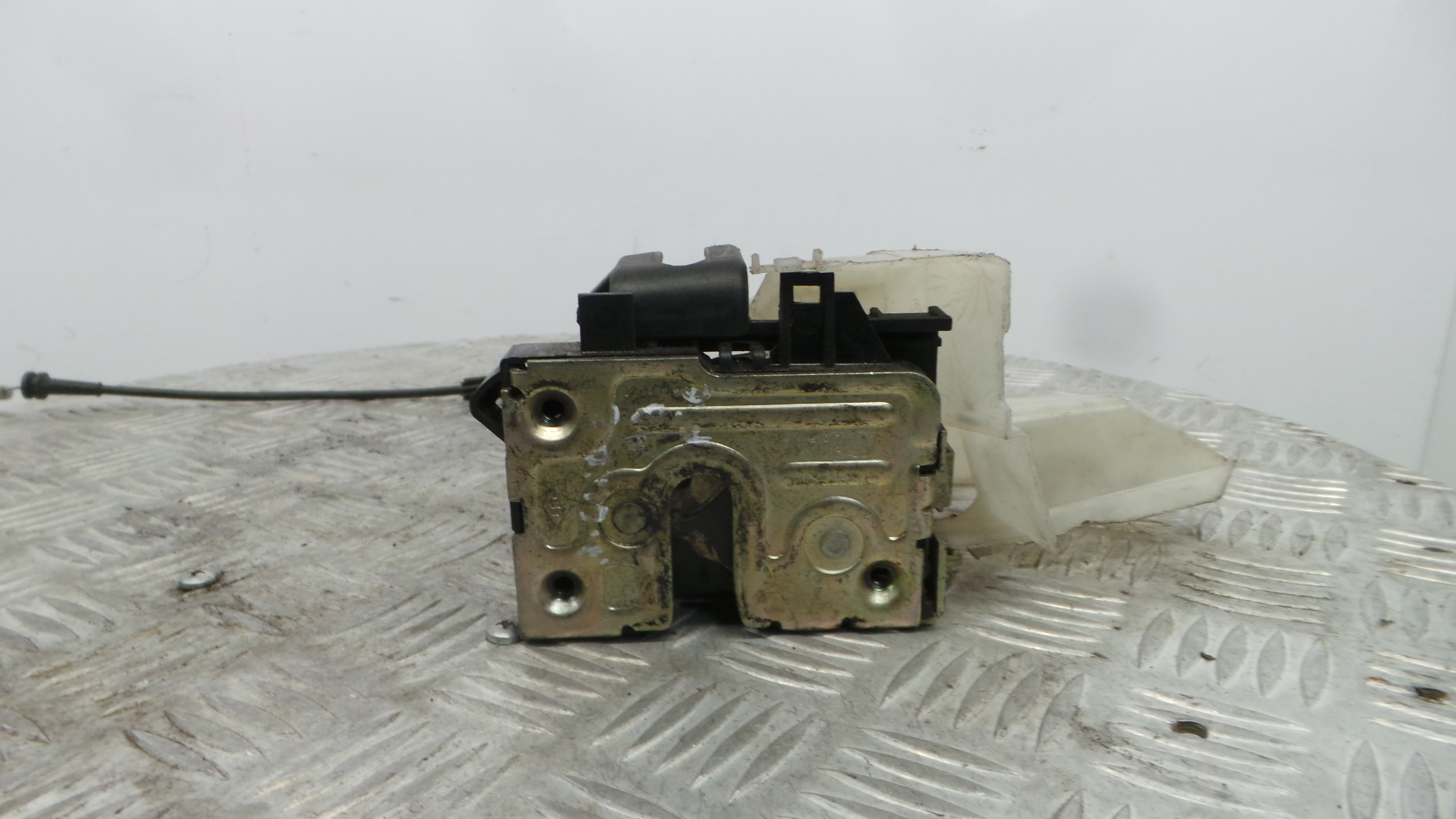 Fecho da Porta Frente Esq 7701045304 - RENAULT CLIO II (BB_, CB_), CLIO Mk II (BB_, CB_)-37064450