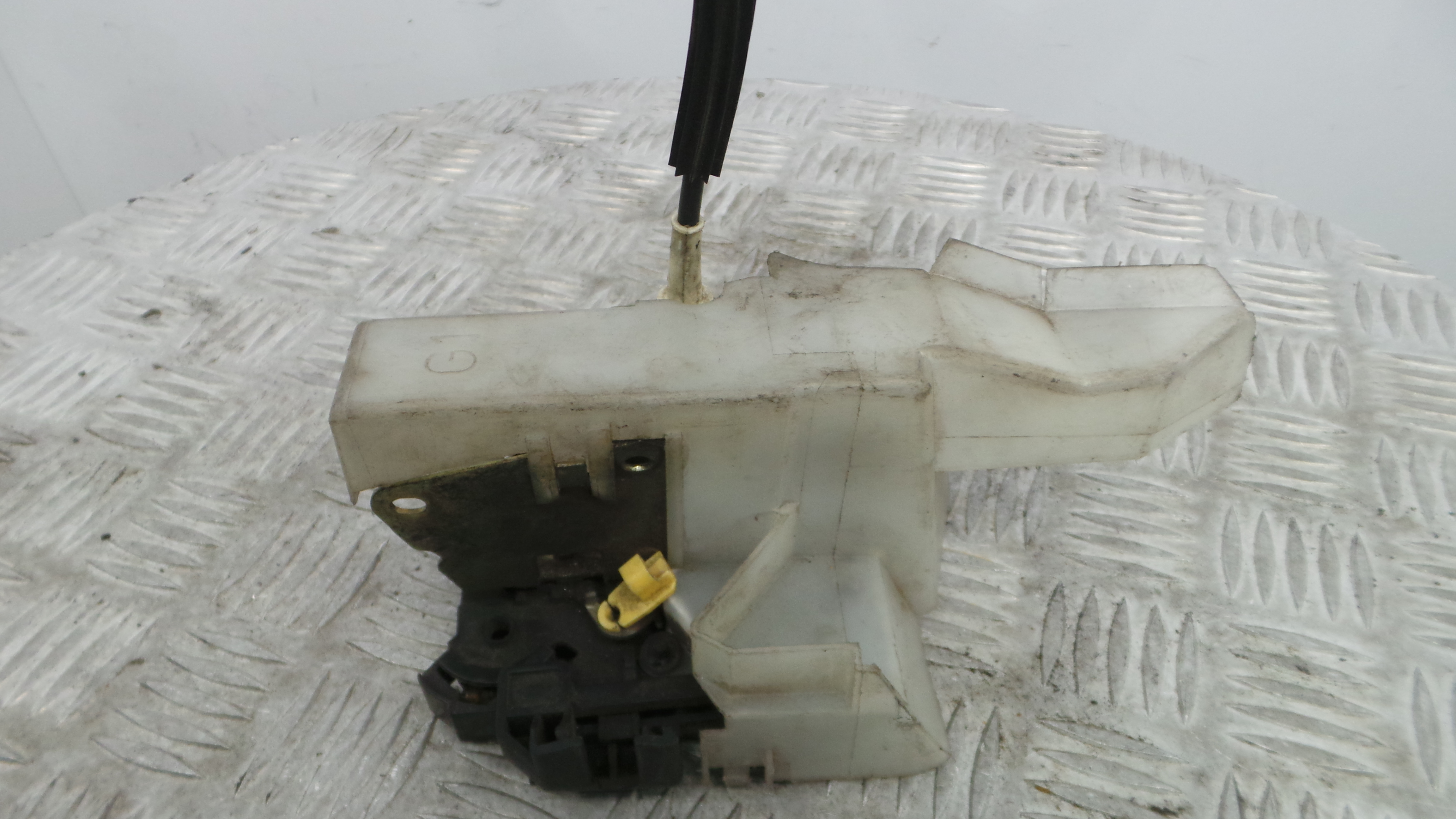 Fecho da Porta Frente Esq 7701045304 - RENAULT CLIO II (BB_, CB_), CLIO Mk II (BB_, CB_)-37064450