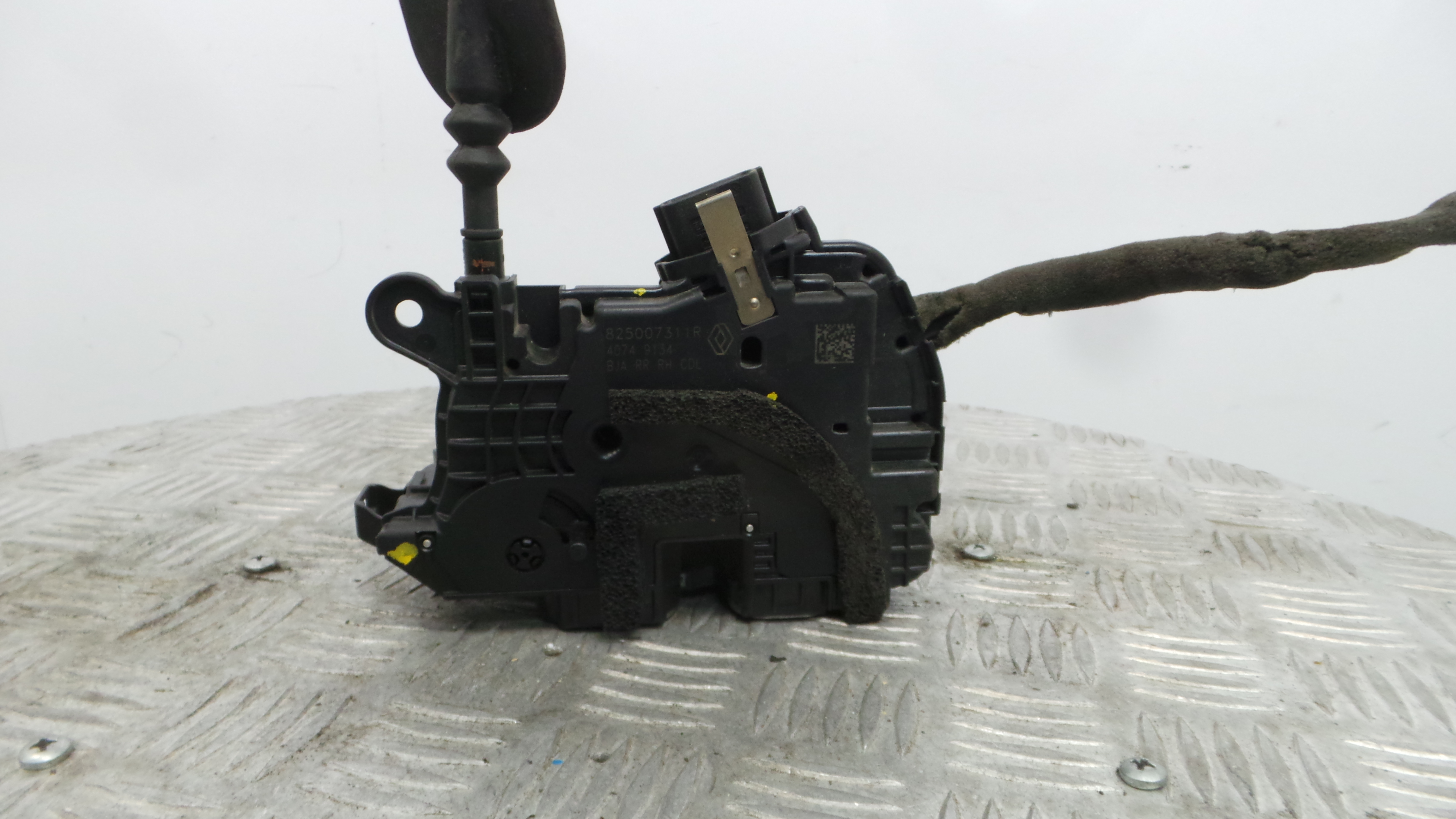 Fecho da Porta Trás Dto 825007311R - RENAULT CLIO V (B7_)-37064485