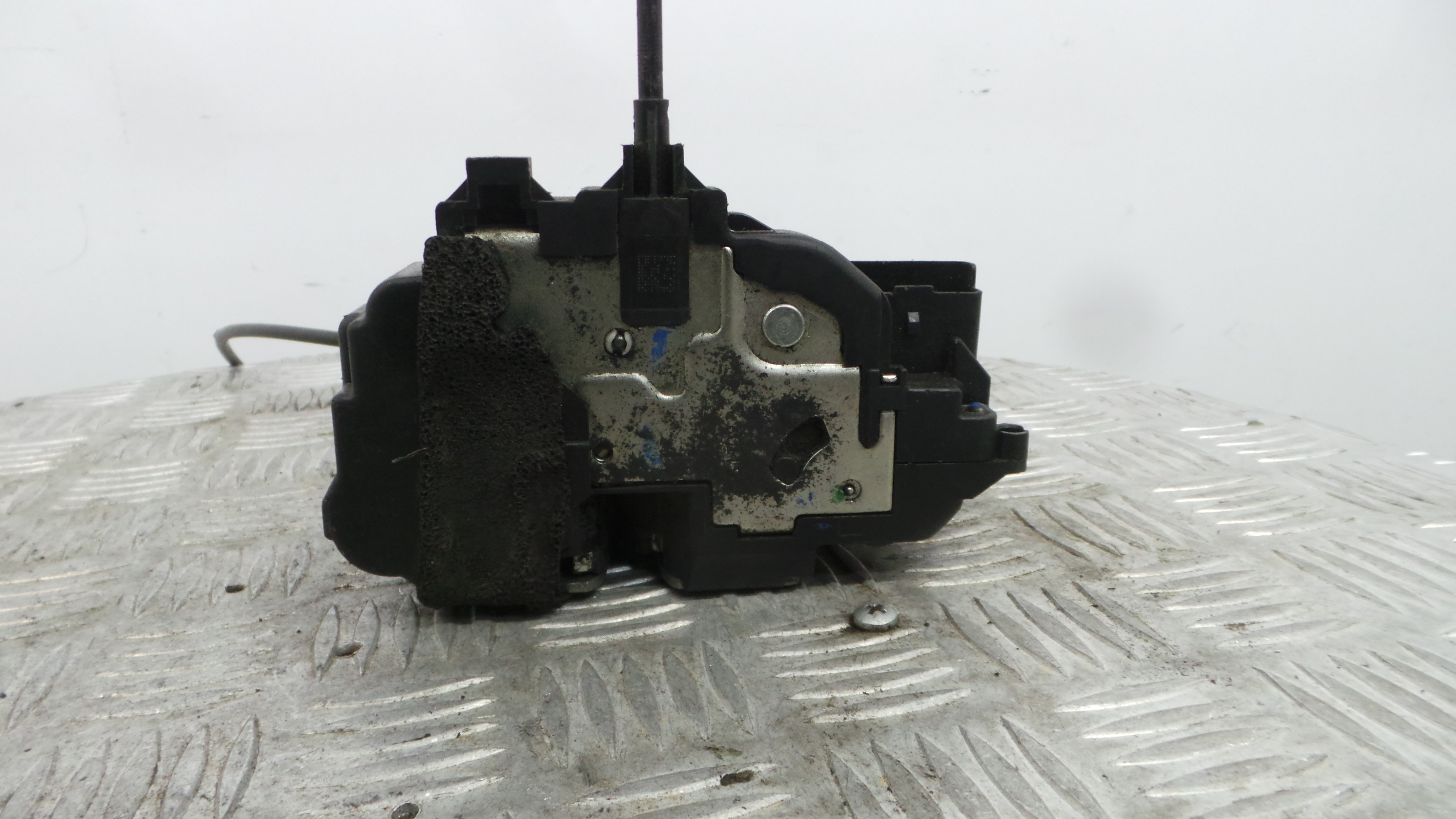 Fecho da Porta Trás Esq 825030002R - RENAULT MEGANE III Hatchback (BZ0/1_, B3_)-37065629