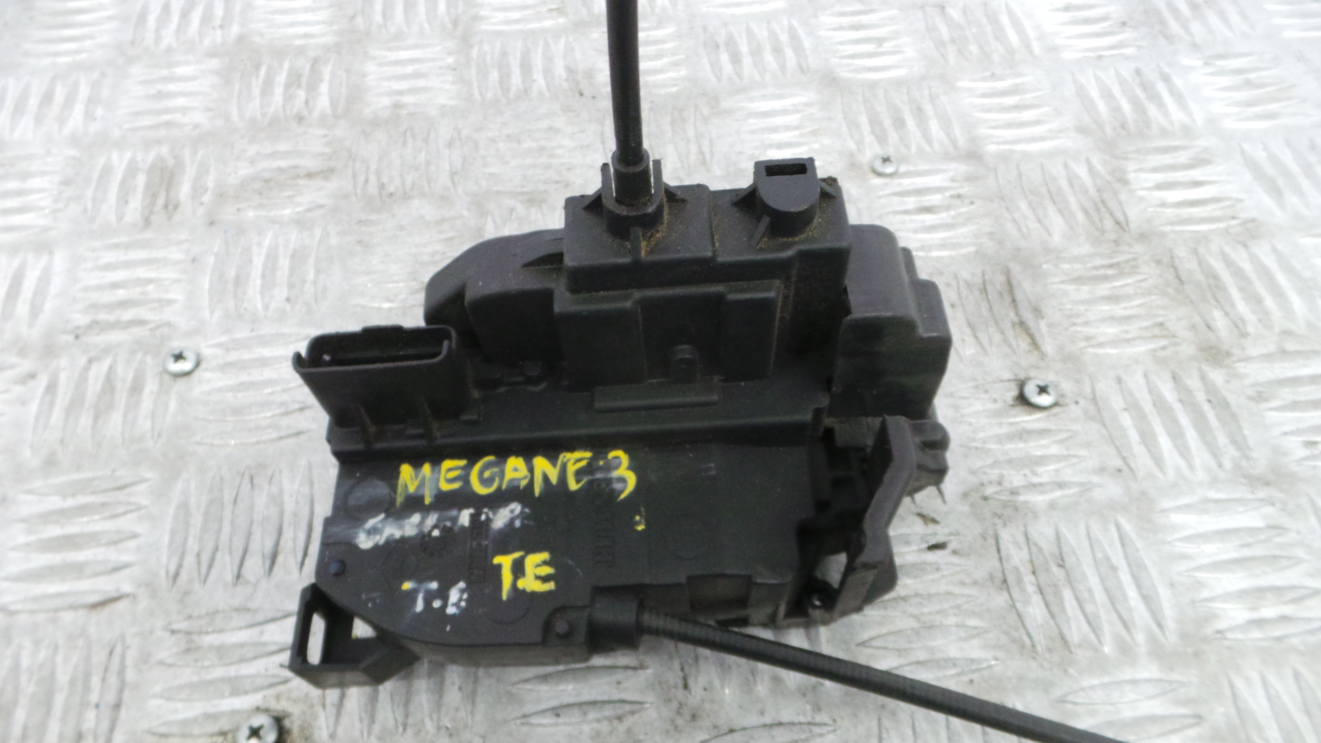 Fecho da Porta Trás Esq 825030002R - RENAULT MEGANE III Hatchback (BZ0/1_, B3_)-37065629