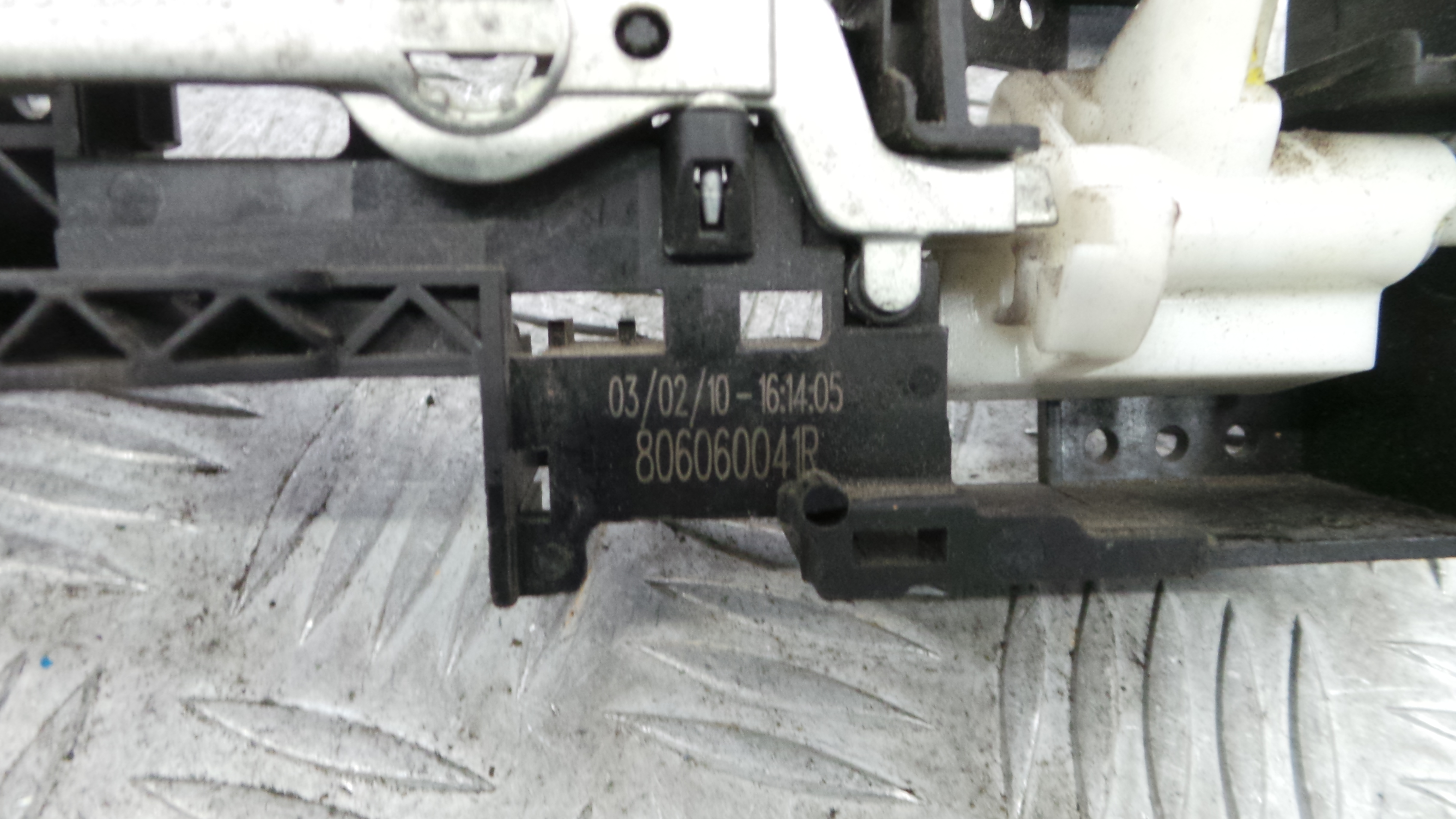 Puxador Exterior Frente Direita  806060041R - RENAULT MEGANE III Hatchback (BZ0/1_, B3_)-37065985