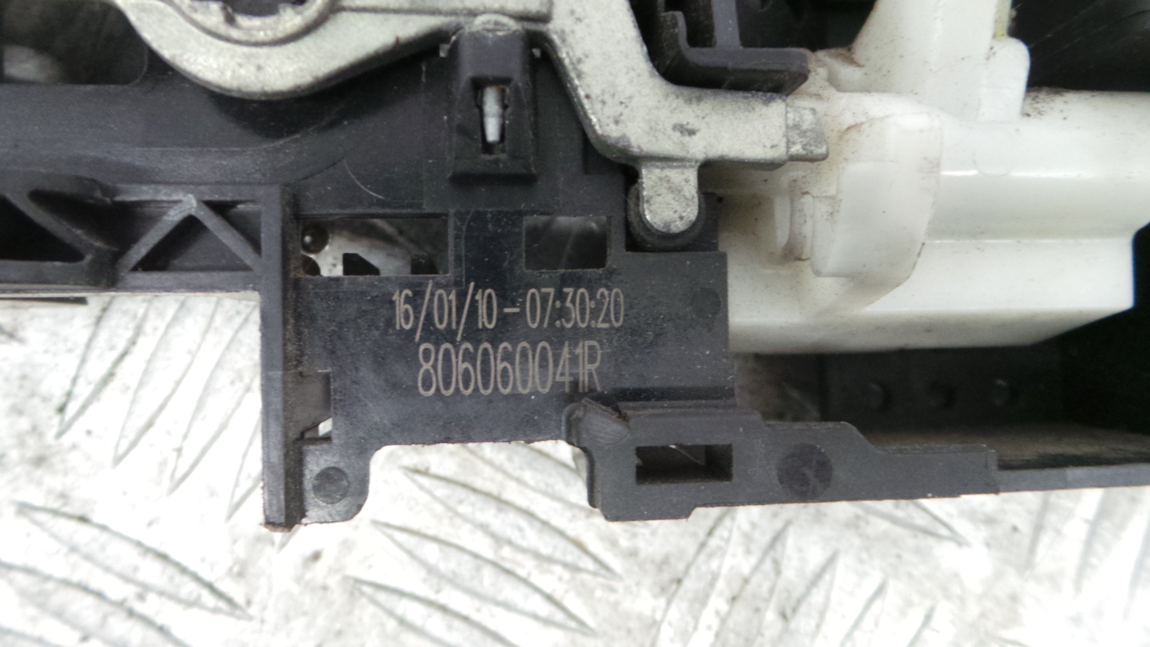 Puxador Exterior Frente Direita  806060041R - RENAULT MEGANE III Hatchback (BZ0/1_, B3_)-37066077