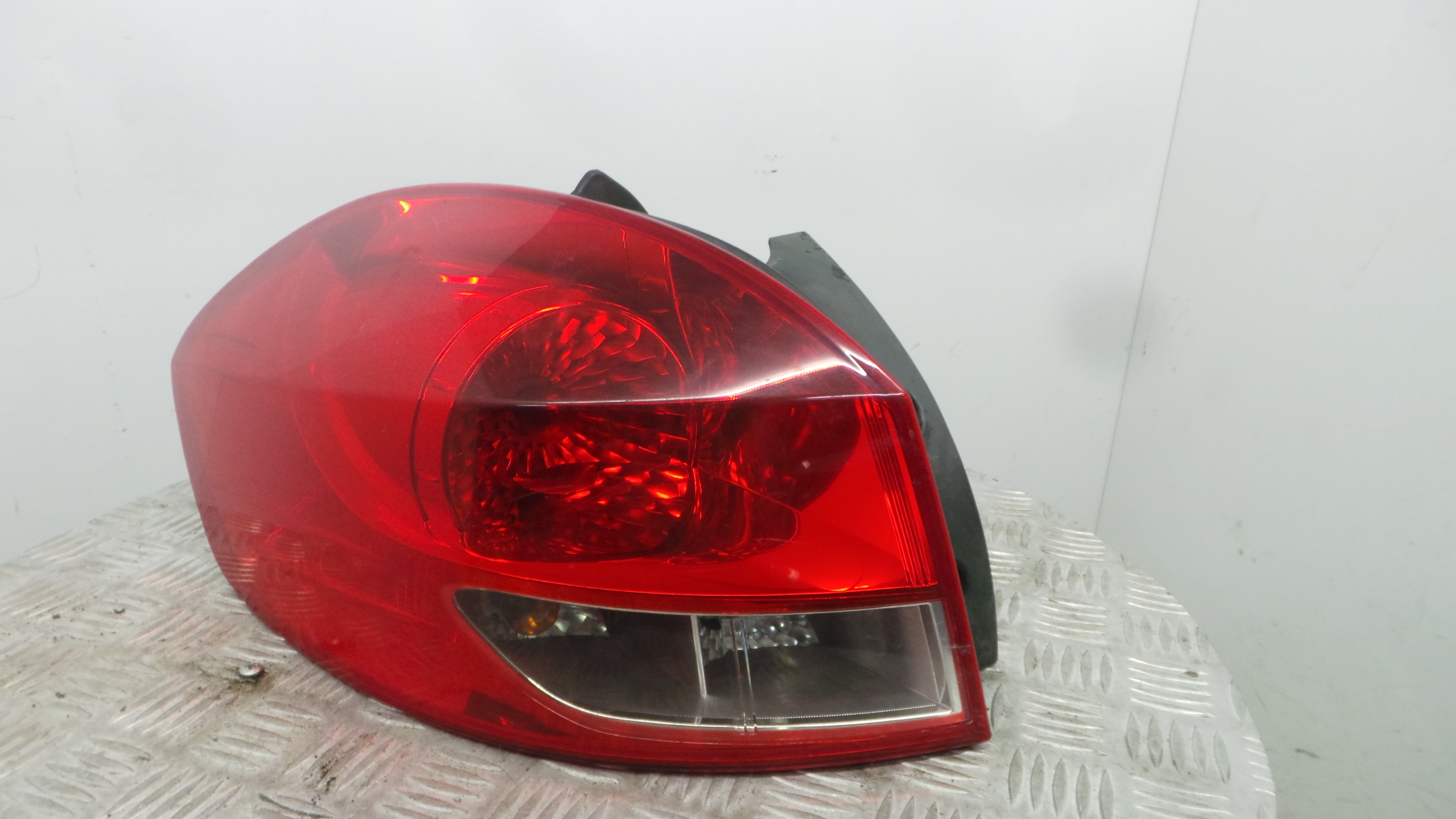 Farolim Stop Esq 8200586843 - RENAULT CLIO III Grandtour (KR0/1_), CLIO III Sportour (KR0/1_)-37075954 Farolim Stop Esq 8200586843 - RENAULT CLIO III Grandtour (KR0/1_), CLIO III Sportour (KR0/1_)-37075954