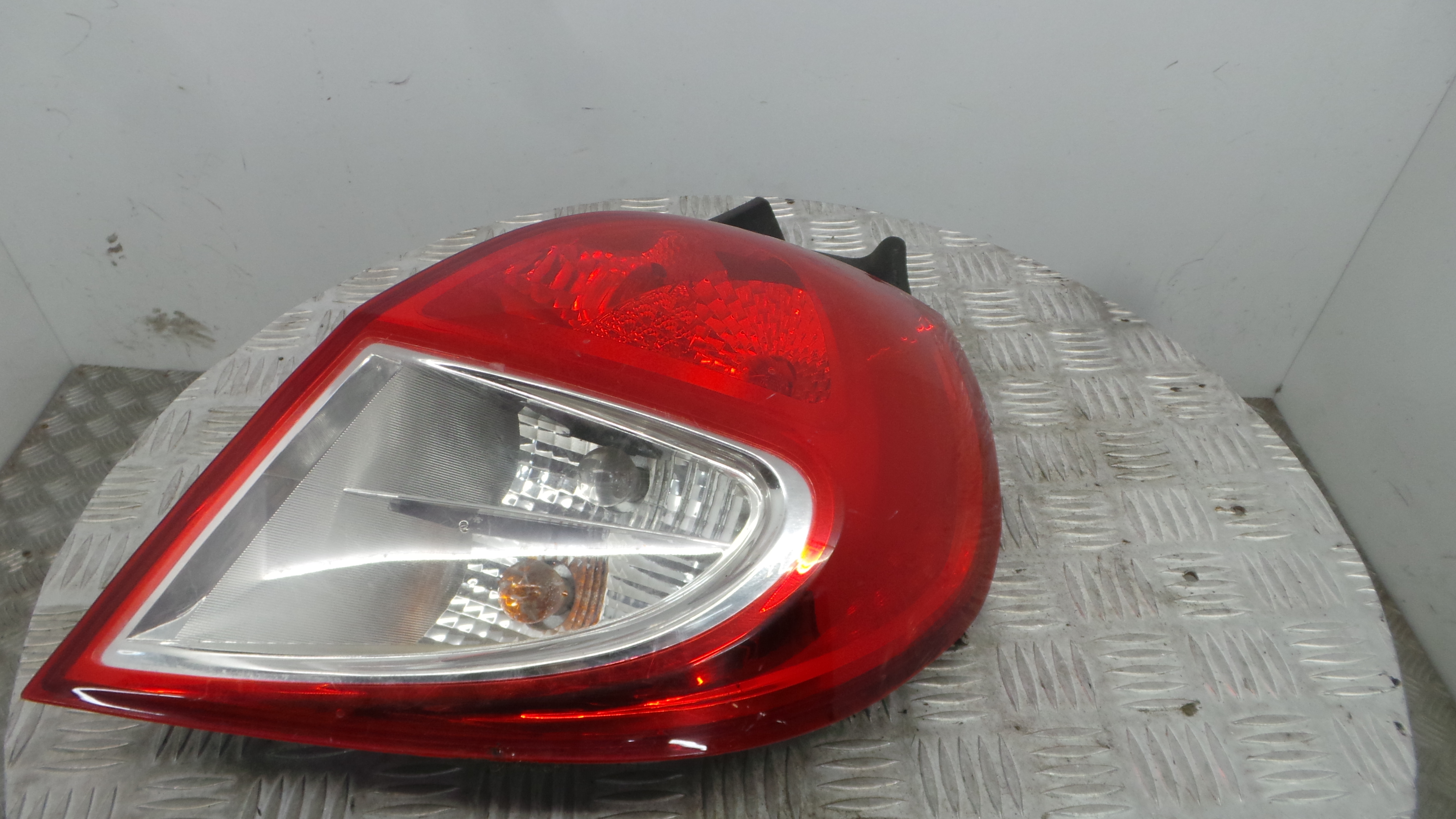 Farolim Stop Dto 8200886946 - RENAULT CLIO III (BR0/1, CR0/1)-37075972 Farolim Stop Dto 8200886946 - RENAULT CLIO III (BR0/1, CR0/1)-37075972