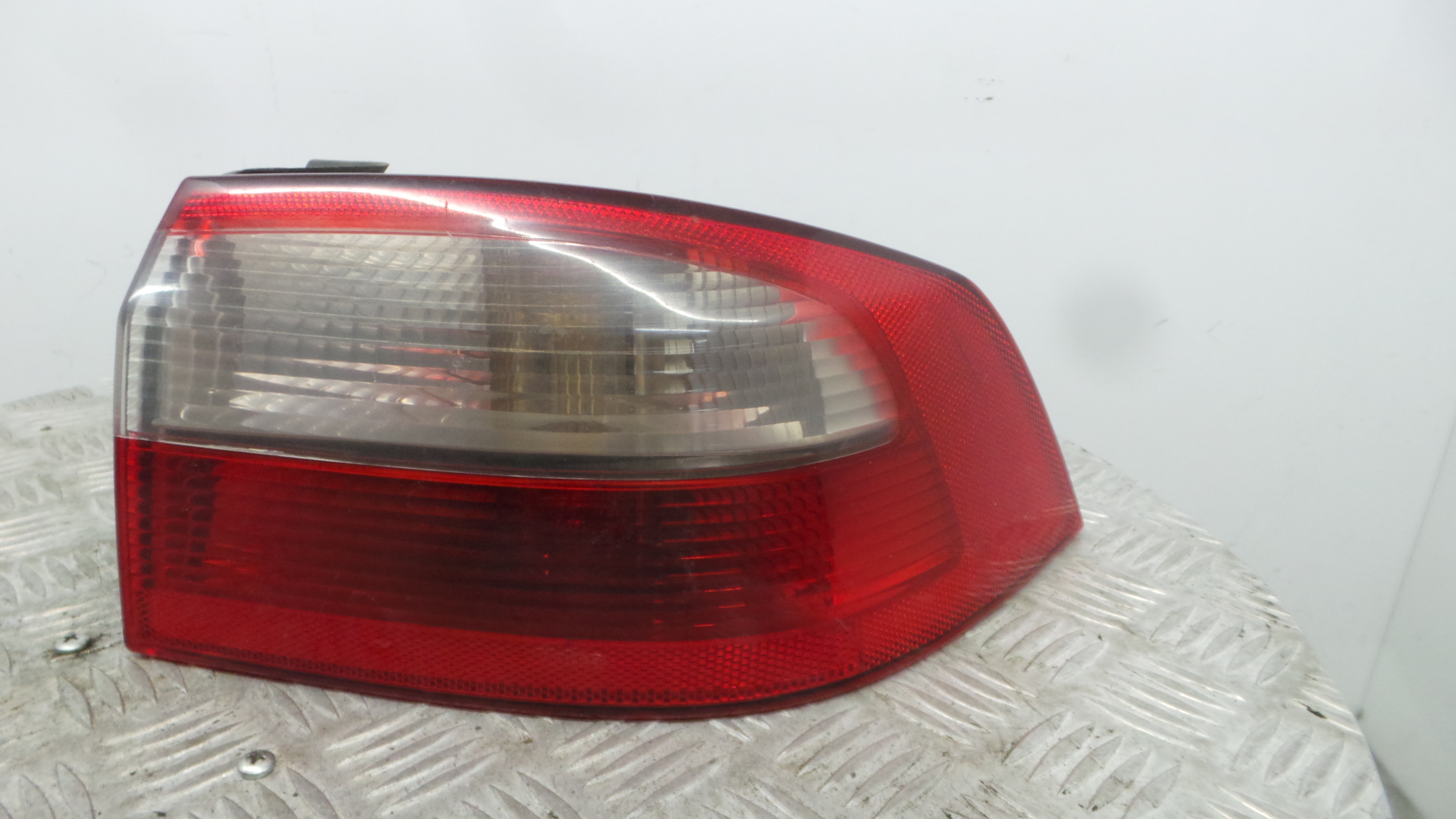 Farolim Stop Dto 8200002474 - RENAULT LAGUNA II (BG0/1_)-37076125 Farolim Stop Dto 8200002474 - RENAULT LAGUNA II (BG0/1_)-37076125