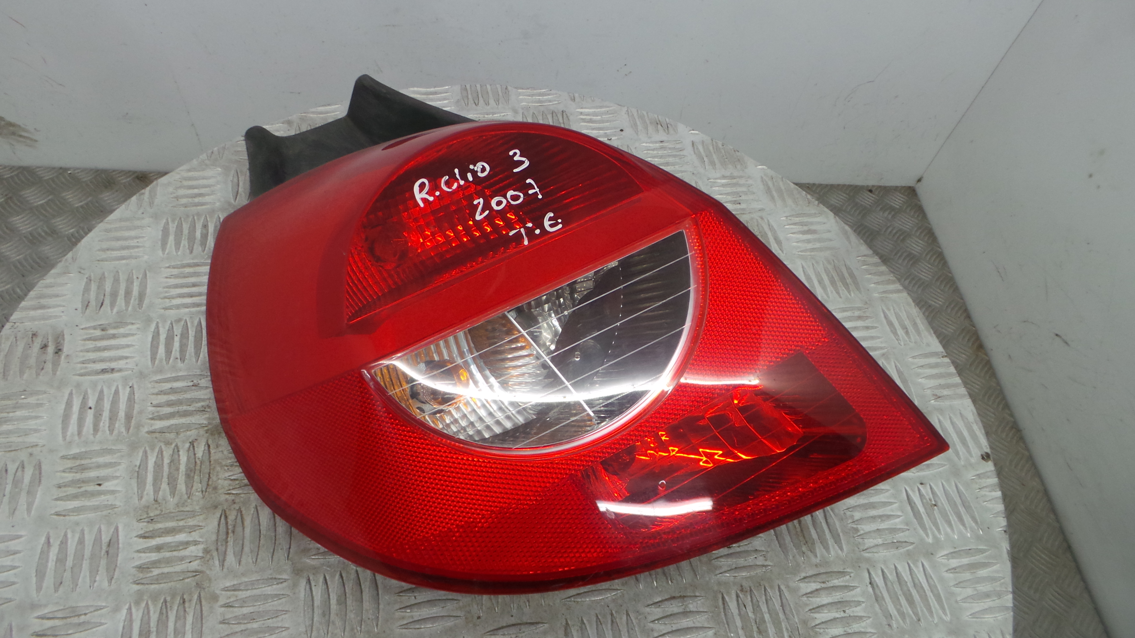 Farolim Stop Esq 8200459962 - RENAULT CLIO III (BR0/1, CR0/1)-37076168 Farolim Stop Esq 8200459962 - RENAULT CLIO III (BR0/1, CR0/1)-37076168