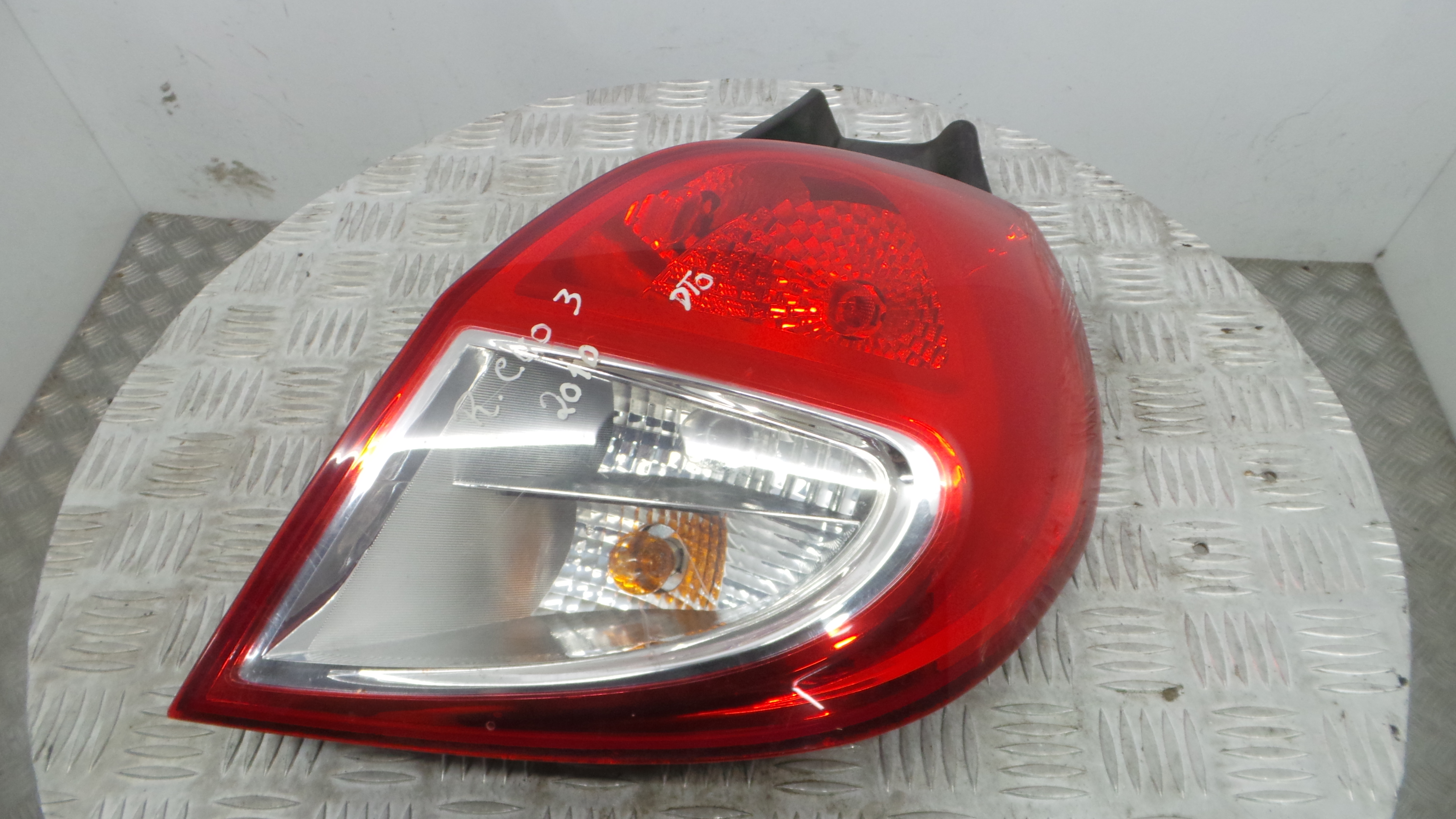 Farolim Stop Dto 8200776050 - RENAULT CLIO III (BR0/1, CR0/1)-37076281 Farolim Stop Dto 8200776050 - RENAULT CLIO III (BR0/1, CR0/1)-37076281