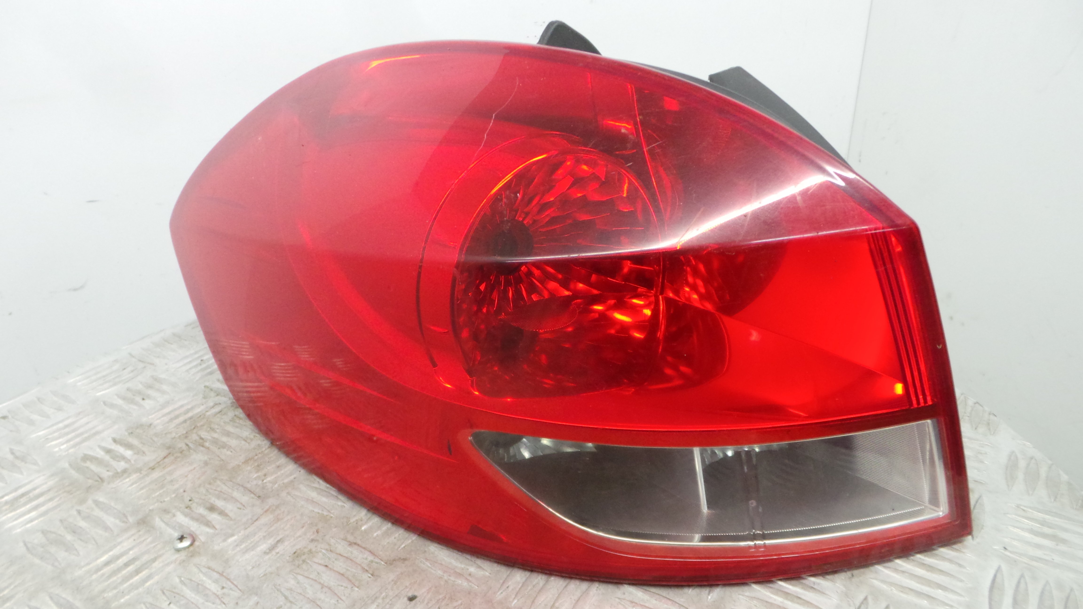 Farolim Stop Esq 8200586843 - RENAULT CLIO III Grandtour (KR0/1_), CLIO III Sportour (KR0/1_)-37076298 Farolim Stop Esq 8200586843 - RENAULT CLIO III Grandtour (KR0/1_), CLIO III Sportour (KR0/1_)-37076298