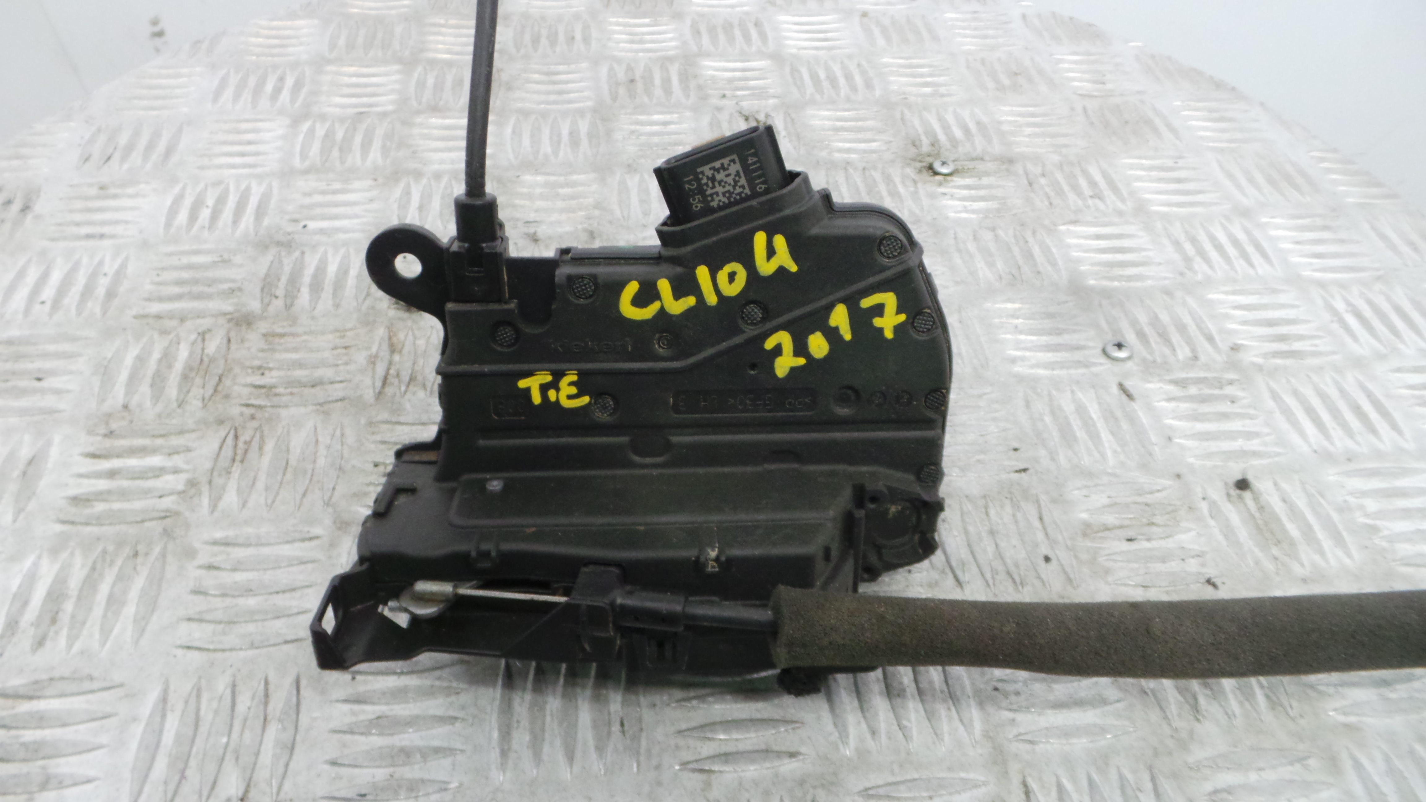 Fecho da Porta Trás Esq 825016604R - RENAULT CLIO IV (BH_)-37076963