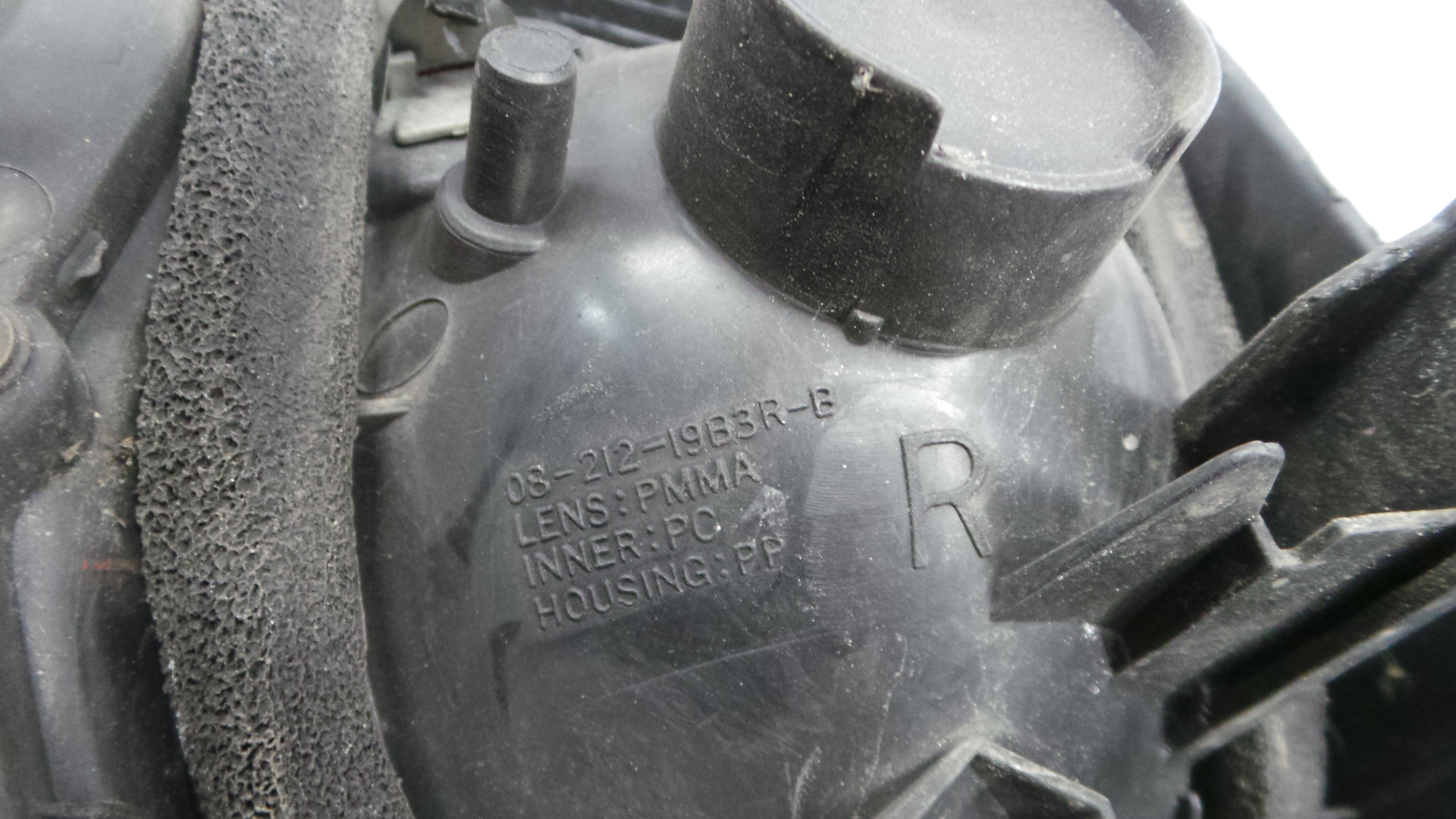 Farolim Stop Dto 08-212-19B3R-B – TOYOTA HIACE IV Caixa (_H1_)